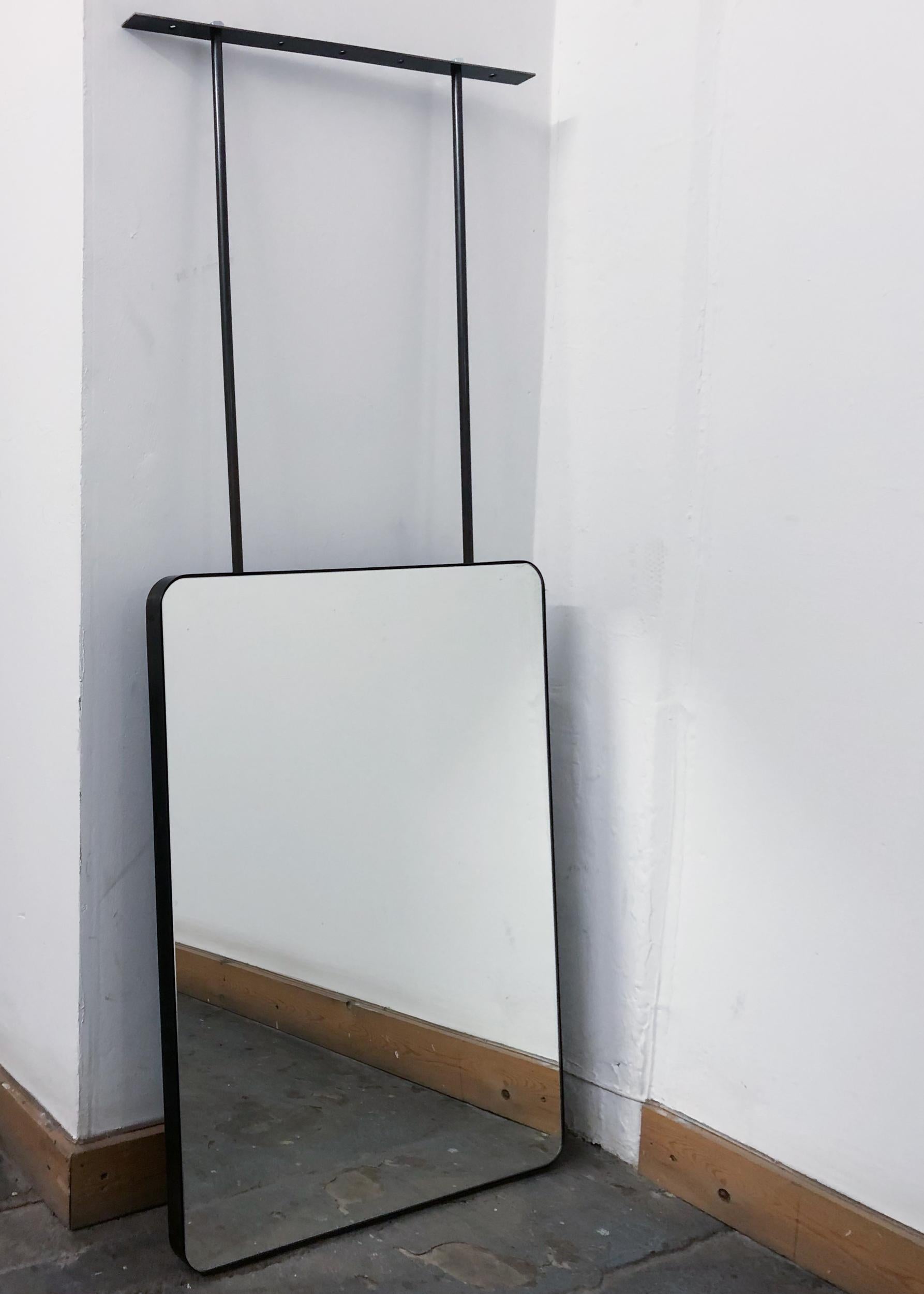 Wunderschöner rechteckiger Spiegel mit abgerundeten Ecken, der von der Decke abgehängt wird. Der Rahmen aus geschwärztem Edelstahl sorgt für einen modernen, metallischen Industrie-Look.

Abmessungen des Spiegels: 609mm (24