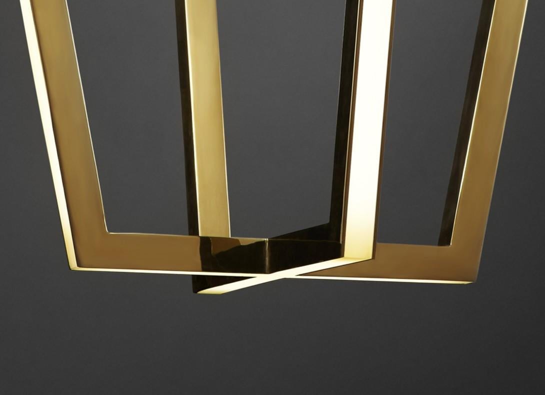 Australiano Ciondolo in ottone dorato a quattro dimensioni di forma geometrica di Christopher Boots in vendita