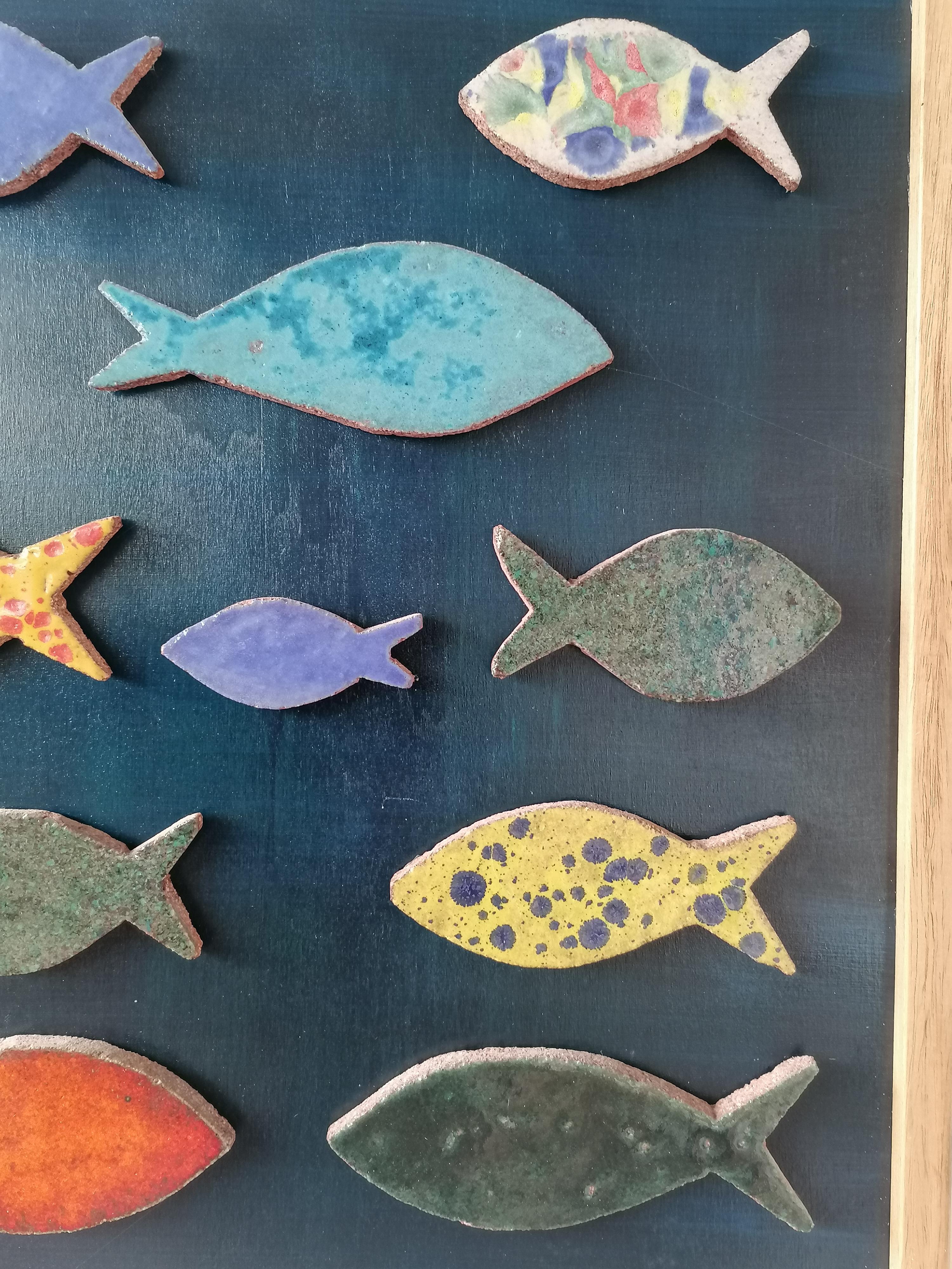 Arts and Crafts Quadro con pesci in ceramica decorata -made in Italy originale in vendita