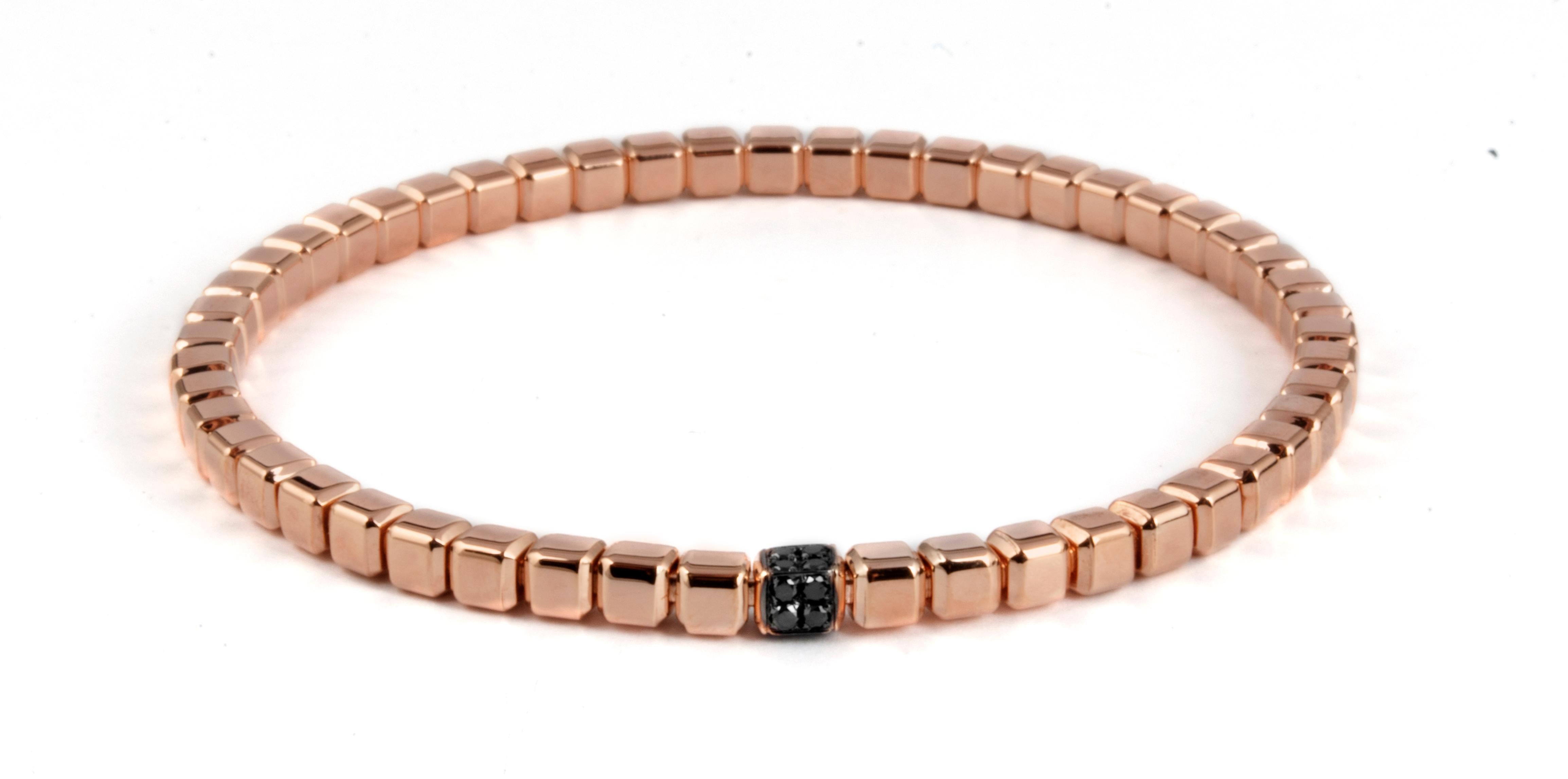 Délicat mais distinctif, ce bracelet en or rose 18 carats est doté d'un élastique intérieur solide dissimulé par de petits cubes d'or 18 carats. Un cube central unique ajoute de l'éclat, serti de diamants noirs pavés sur les quatre côtés pour un
