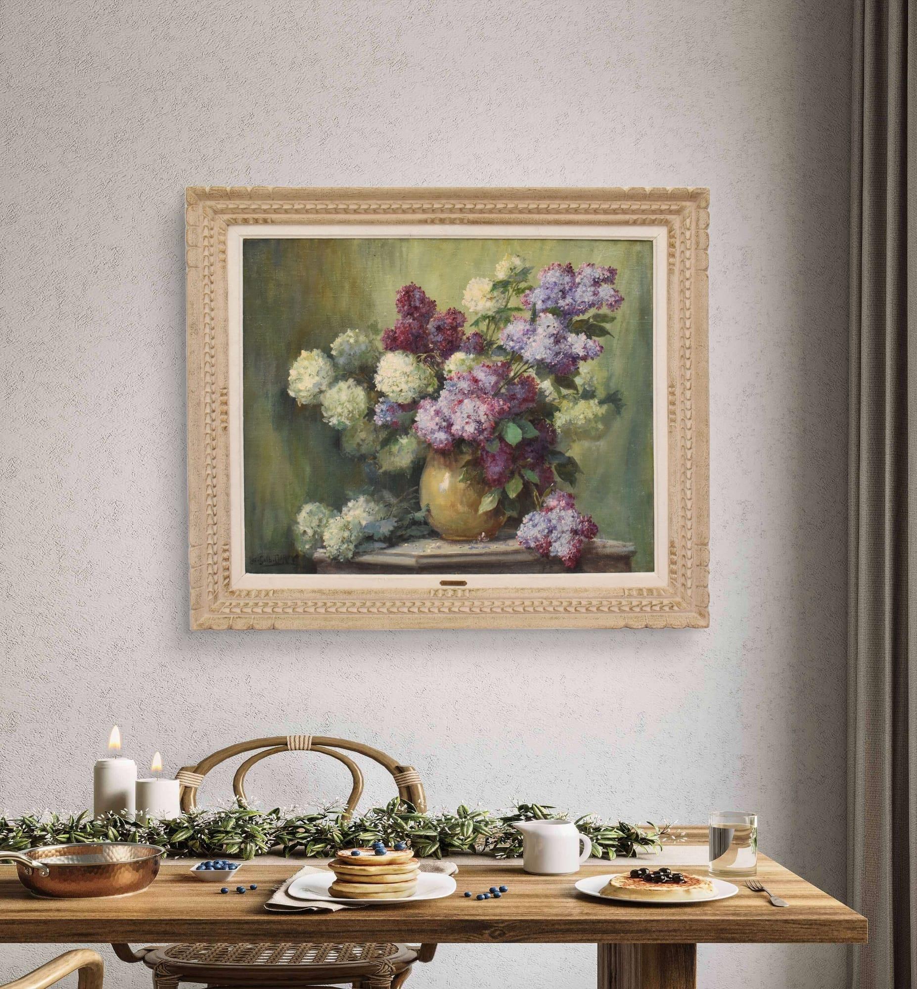 Die Kategorie Antike Blumengemälde bietet ein schönes Ölgemälde auf Leinwand aus dem späten 19. oder frühen 20. 

Es handelt sich um ein schönes Stillleben, das eine große ockergelbe Keramikvase mit verschiedenfarbigen Fliederblüten