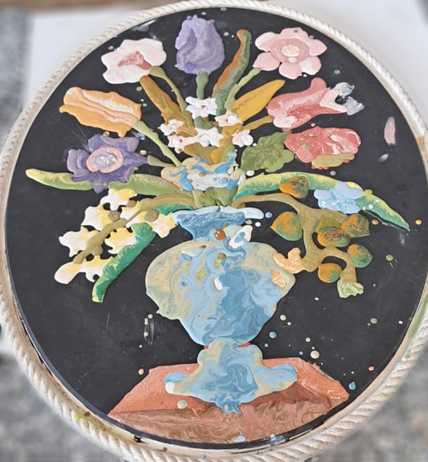 Scagliola Ovale noir incrusté de fleurs et cadre doré fait à la main par Cupioli Italia en vente