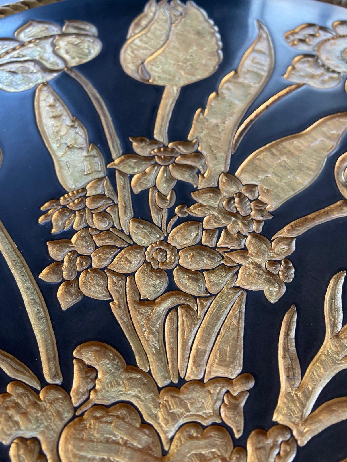 Scagliola Quadro Ovale Incisone floreale Nero e Foglia Oro Fatto a Mano da Cupioli in vendita
