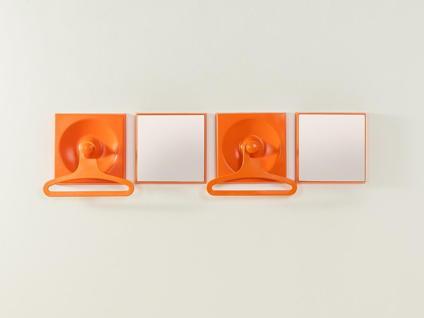 Ensemble d'armoires QUADRO de sept pièces datant des années 1970, réalisé par Jürgen Lange pour Schönbuch. Cadre en plastique avec deux miroirs, deux porte-manteaux et trois cintres en orange.

Caractéristiques de qualité :
-Très bonne