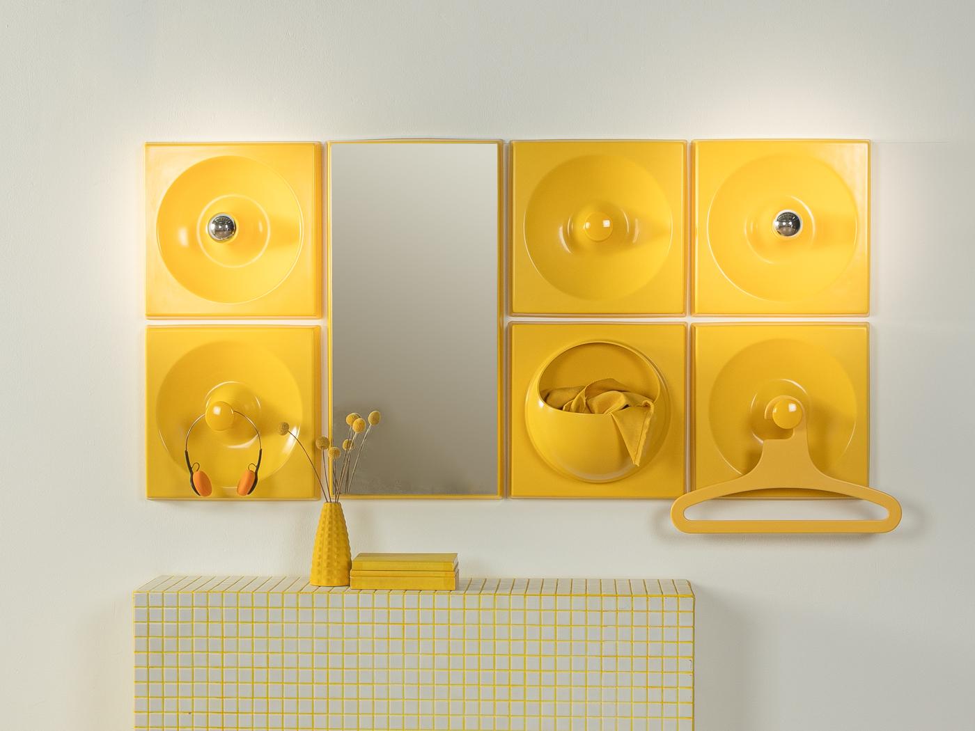 Ensemble d'armoires QUADRO de huit pièces datant des années 1970, réalisé par Jürgen Lange pour Schönbuch. Cadre en plastique avec deux lampes, un miroir, trois porte-manteaux, un élément de rangement et un portemanteau en jaune.

Caractéristiques
