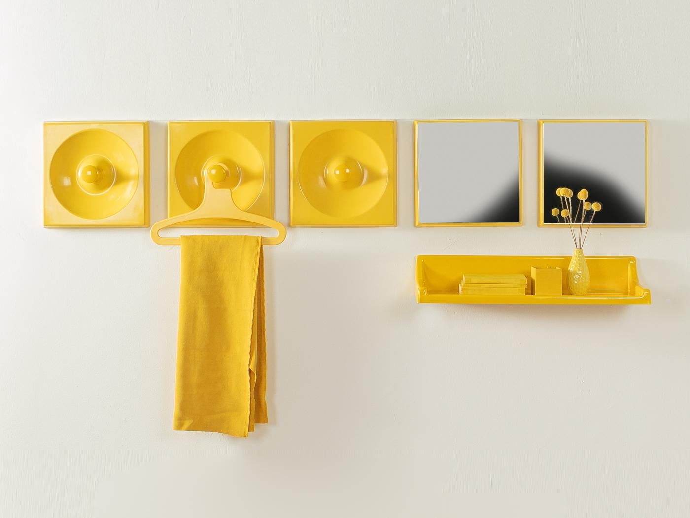 Ensemble d'armoires QUADRO de sept pièces datant des années 1970, réalisé par Jürgen Lange pour Schönbuch. Cadre en plastique avec deux miroirs, trois porte-manteaux, une étagère murale et un portemanteau en jaune.

Caractéristiques de qualité