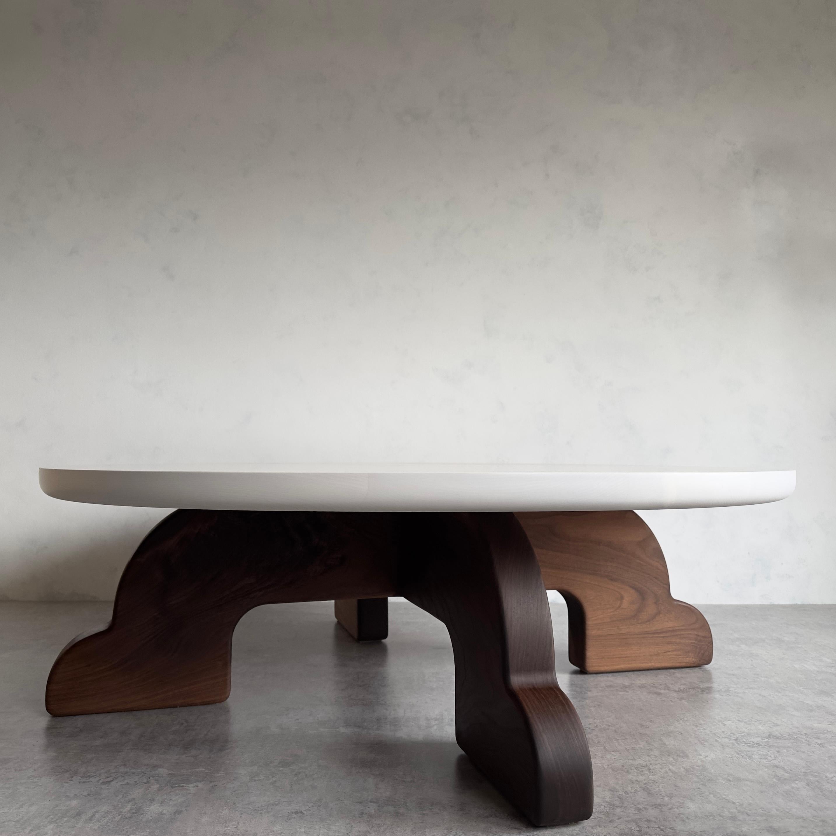 Moderne Table basse Quadruped de MSJ Furniture Studio en vente