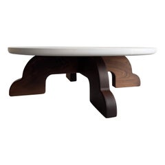 Mesa baja cuadrúpeda de MSJ Furniture Studio