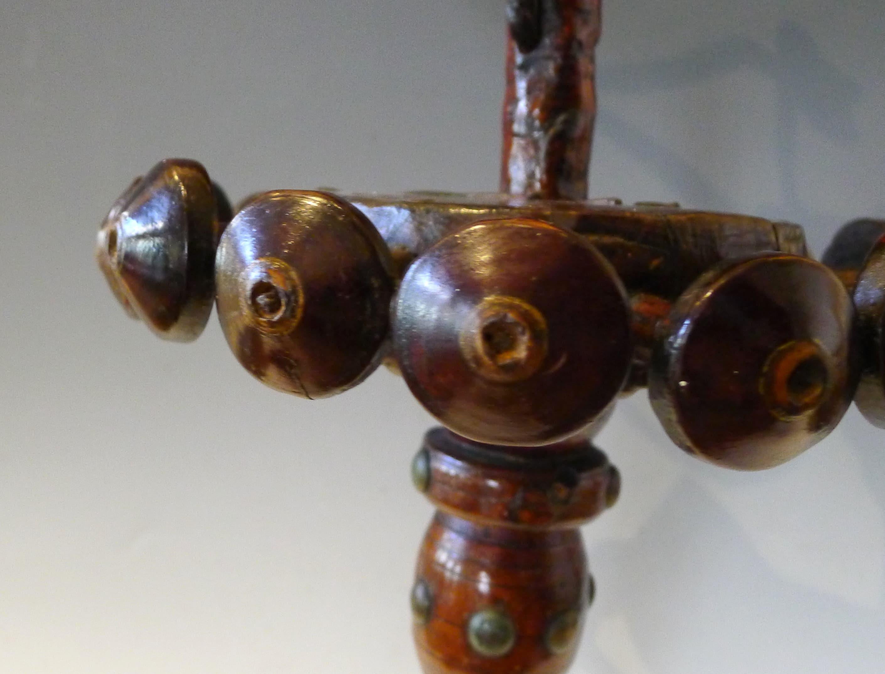 Spoon holder with circular plate brass nails
central axis in turned wood
usually hanged in a traditional French old kitchen
boxwood
France, Breton.