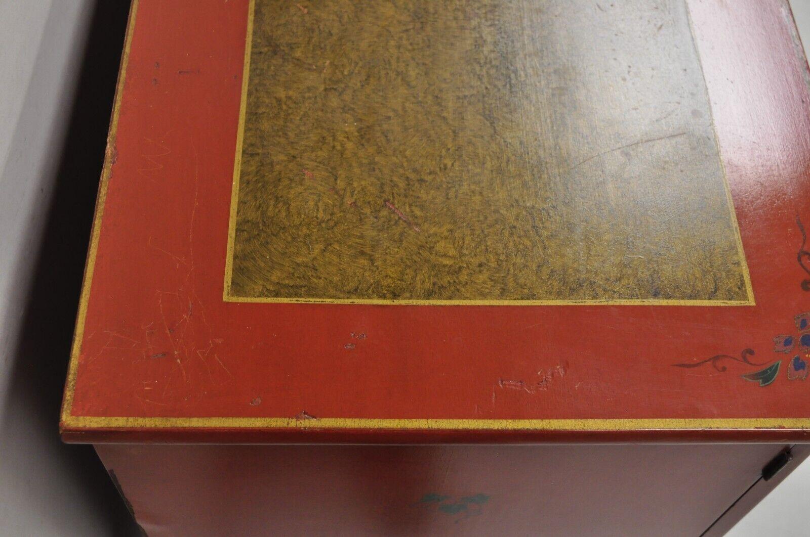 Kleiner rot lackierter Schrank im Kolonialstil von Stickley Bros. Quaint Furniture im Angebot 4