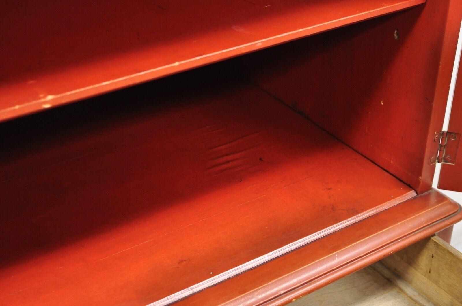 Kleiner rot lackierter Schrank im Kolonialstil von Stickley Bros. Quaint Furniture im Angebot 5