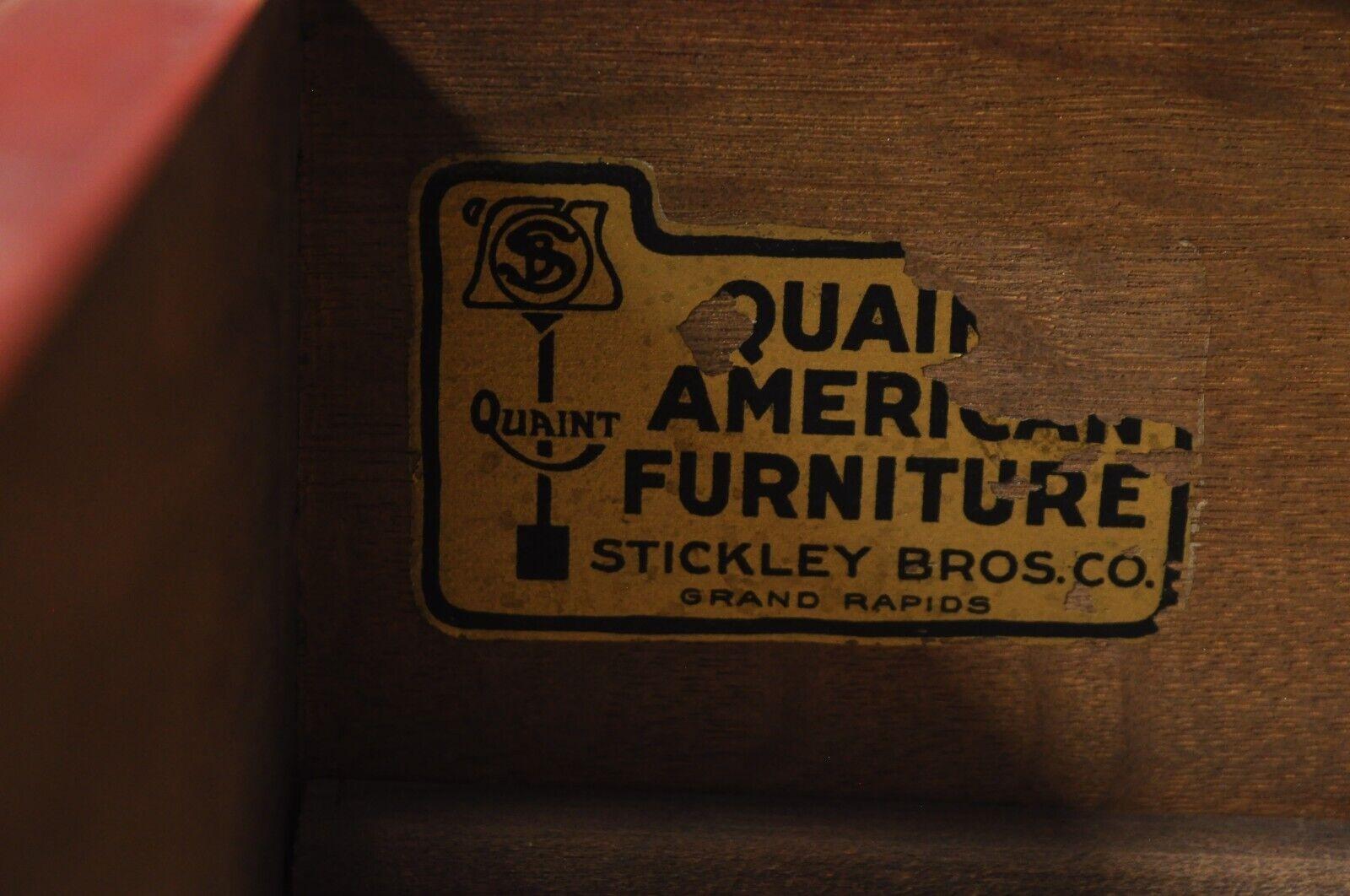 Kleiner rot lackierter Schrank im Kolonialstil von Stickley Bros. Quaint Furniture (Amerikanisch Kolonial) im Angebot