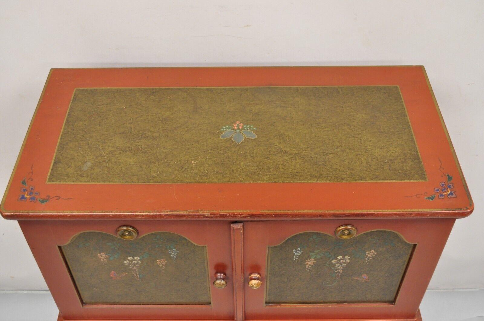 Kleiner rot lackierter Schrank im Kolonialstil von Stickley Bros. Quaint Furniture im Zustand „Gut“ im Angebot in Philadelphia, PA