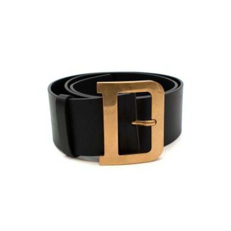 Dior Quake Black Smooth Calfskin 55 MM Belt - Size 90
 
 - Large calfskin leather belt with D shaped buckle fastening 
 - Gold tone metal buckle and eyelets
 - Gold embossed logo on the inner 
 
 Materials
 Leather
 
 Made in Italy 
 
 9/10 very