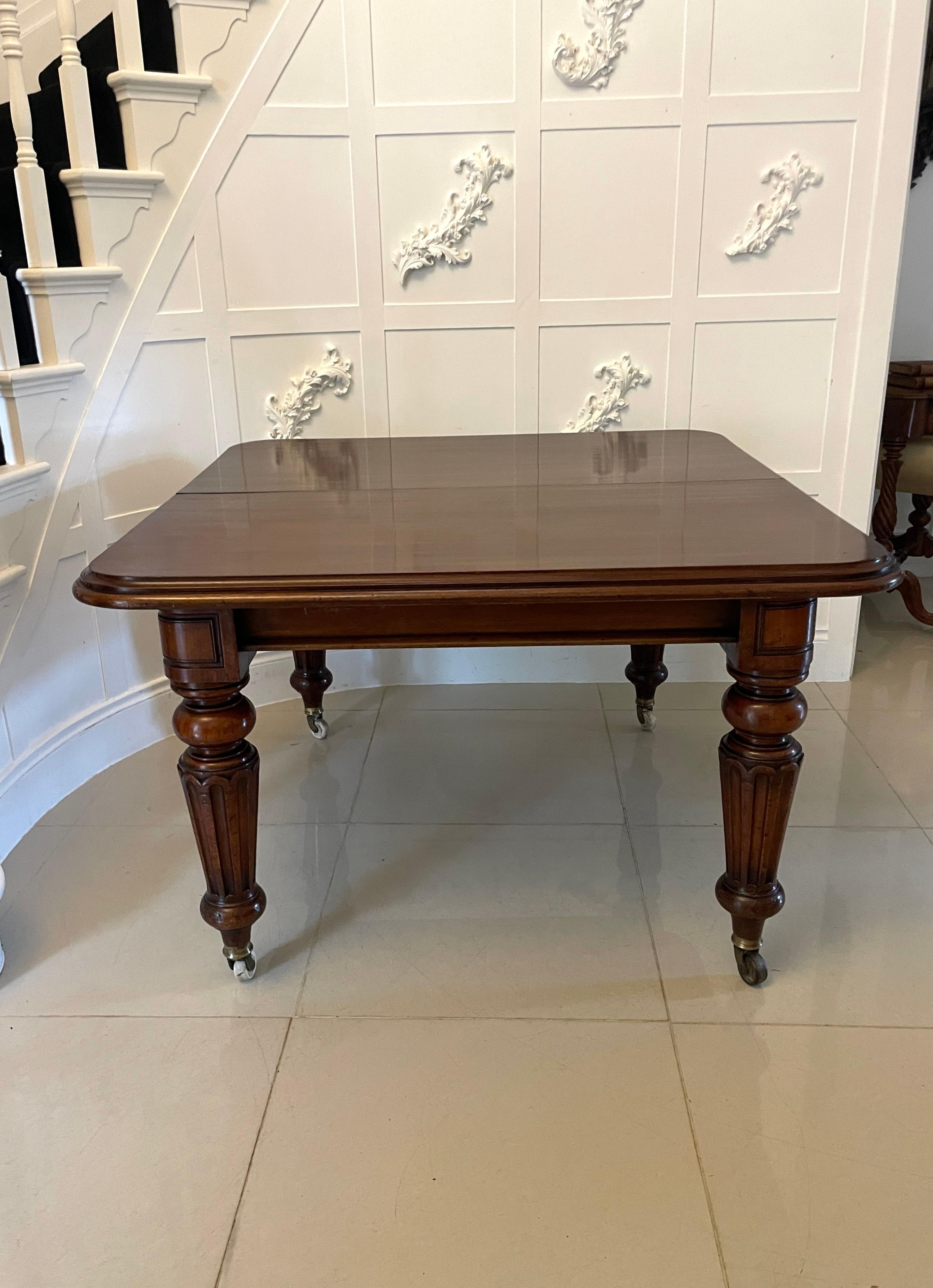 Quality 10 Seater Antique Victorian Figured Mahogany Extending Dining Table For Sale 9