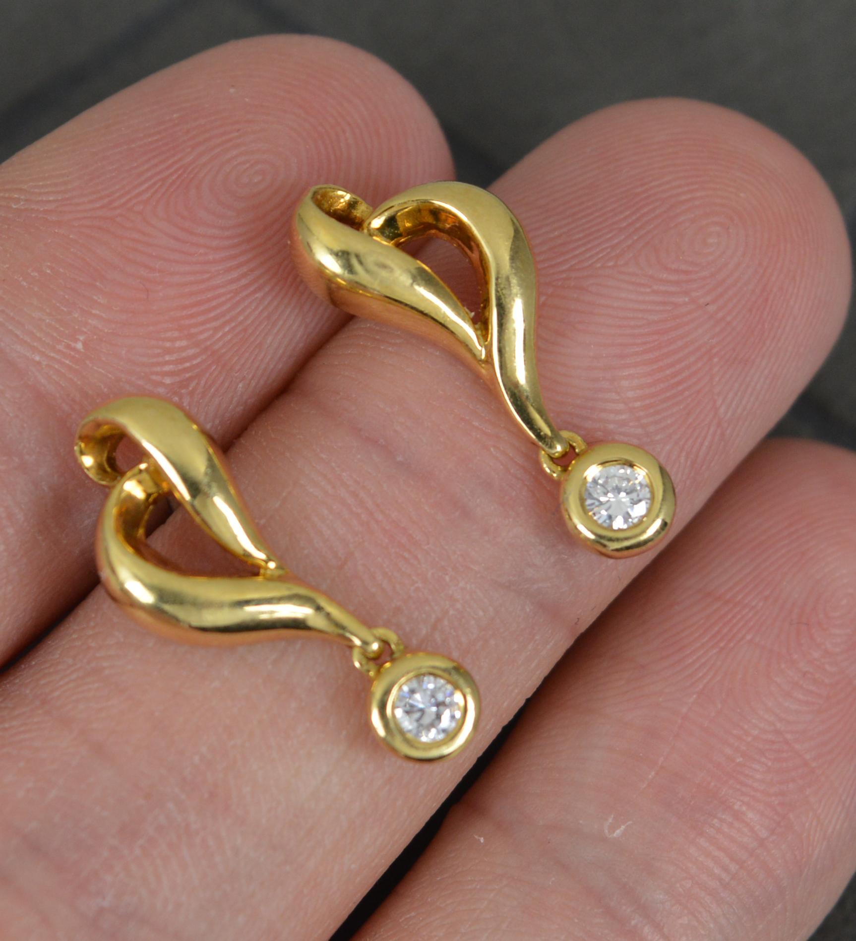 Quality 18 Carat Yellow Gold and Vs Diamond Drop Dangle Earrings In Excellent Condition For Sale In St Helens, GB
