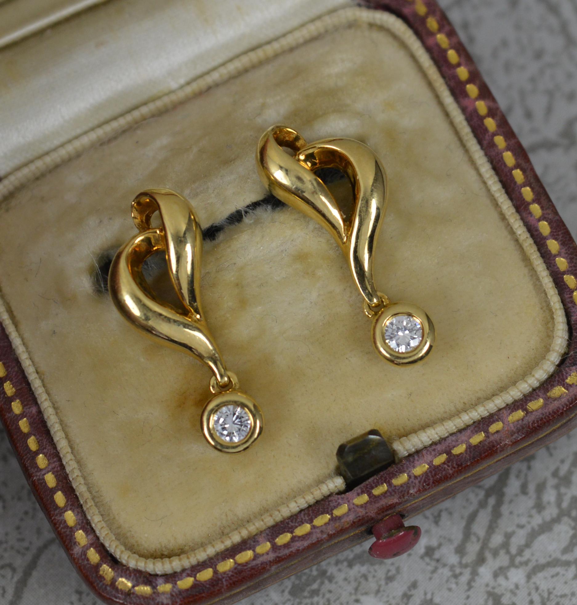 Quality 18 Carat Yellow Gold and Vs Diamond Drop Dangle Earrings For Sale 1