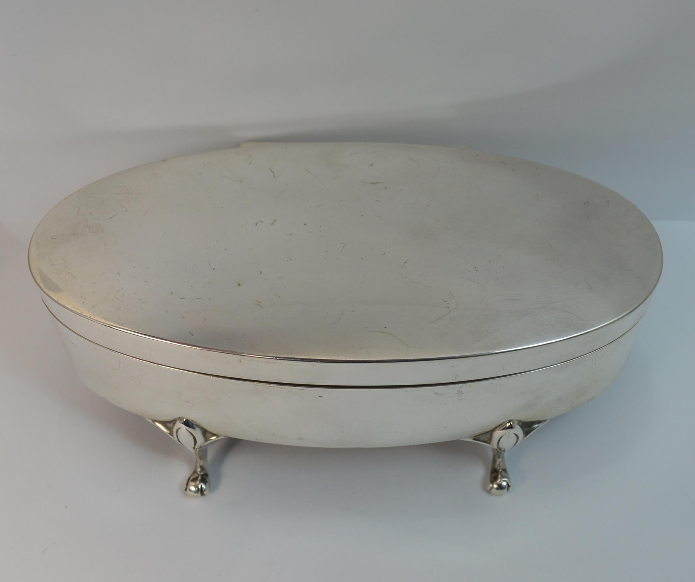A beautiful English made solid silver jewellery box.
Stylish shaped piece with original insides.
Fine plain finish throughout with attractive four feet to base.

Hallmarks ; full hallmarks to side of rim.
Weight ; 288 grams, weighted
Size ; 14cm x