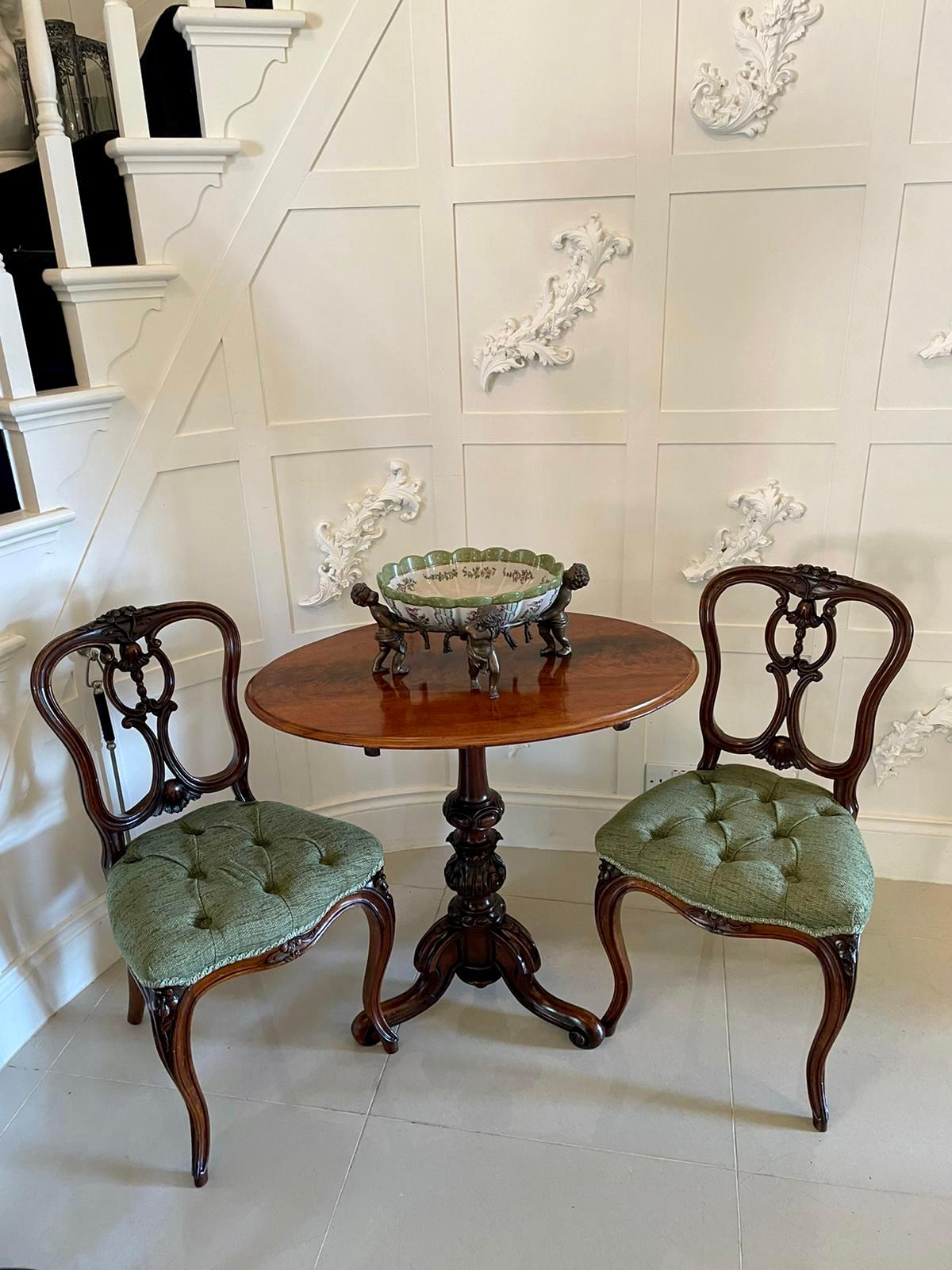 Quality antique Victorian oval figured walnut lamp table having a quality oval figured walnut tilt top with a thumb moulded edge supported by a fantastic turned shaped carved column. It is raised on shaped carved cabriole legs with scroll