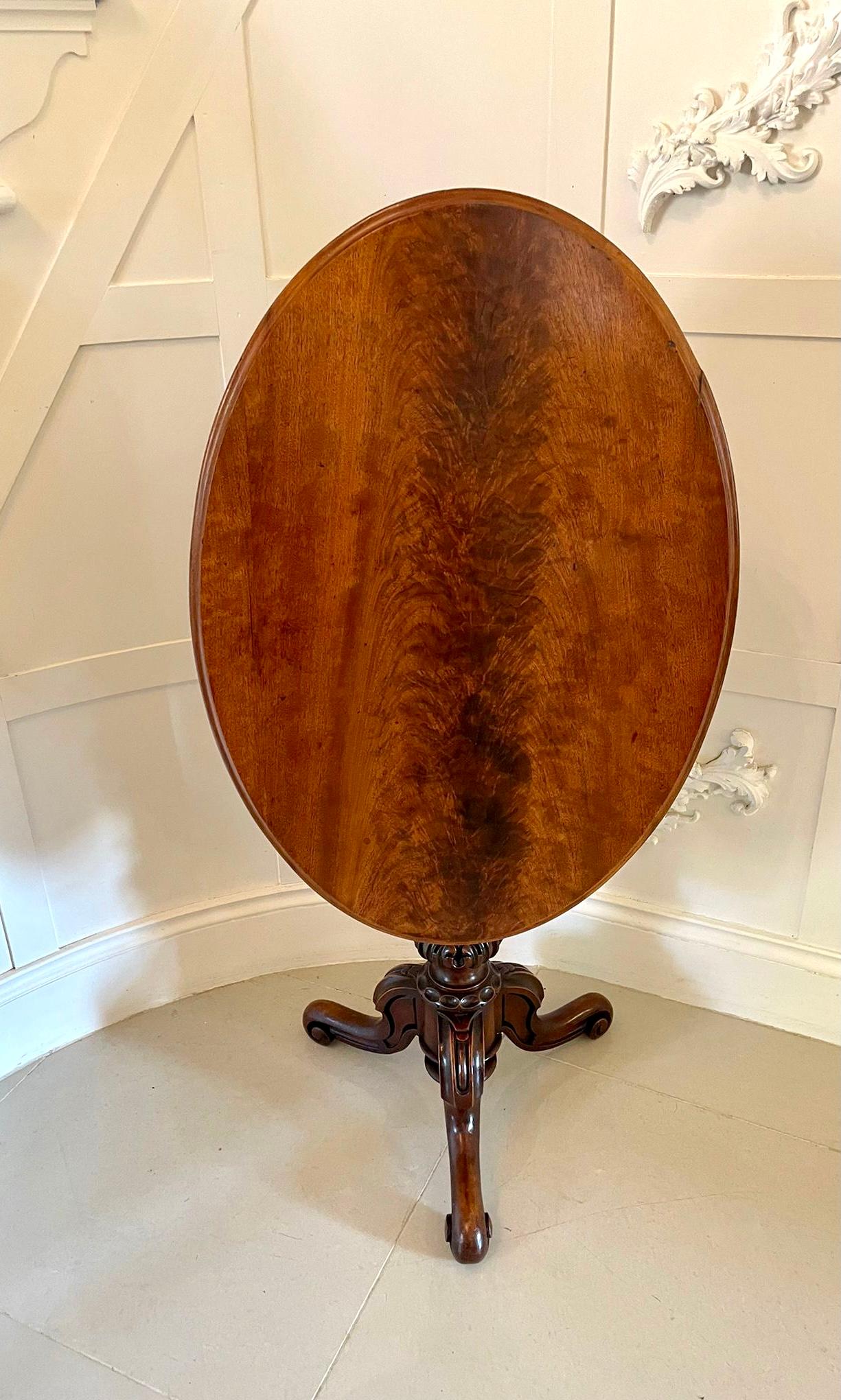 Hand-Carved Quality 19th Century Antique Victorian Oval Figured Walnut Lamp Table For Sale