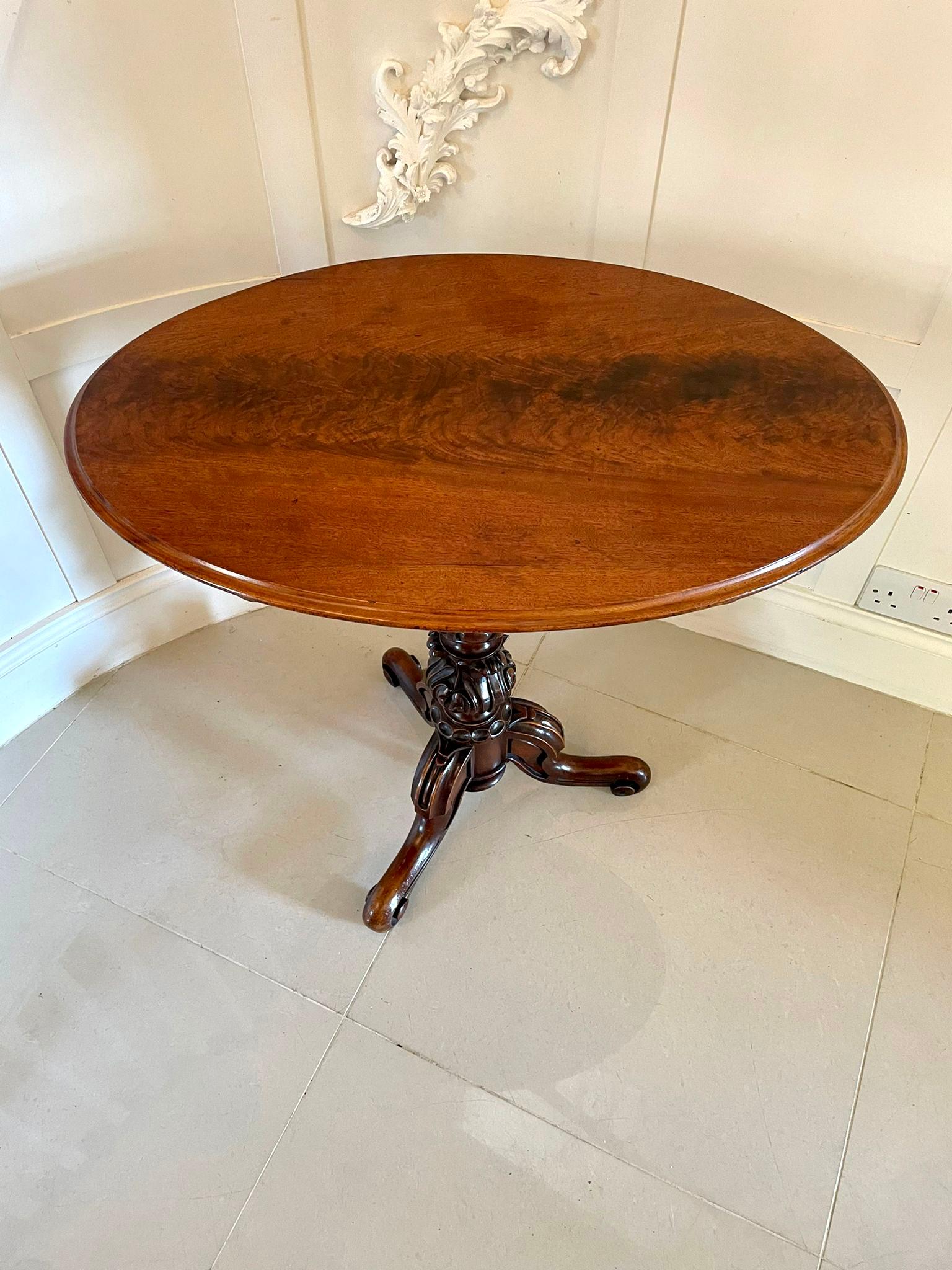 Quality 19th Century Antique Victorian Oval Figured Walnut Lamp Table For Sale 1