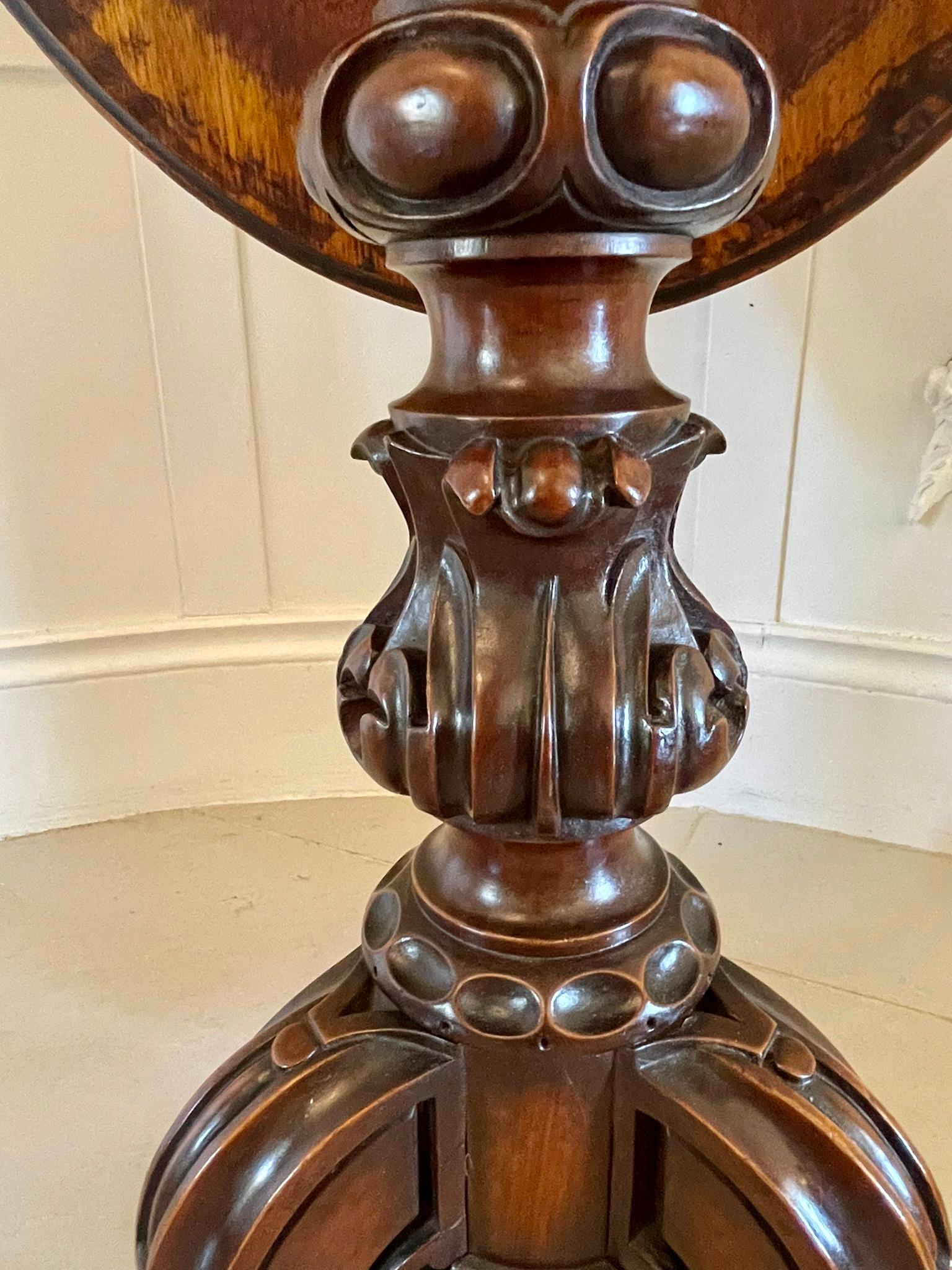 Quality 19th Century Antique Victorian Oval Figured Walnut Lamp Table For Sale 2