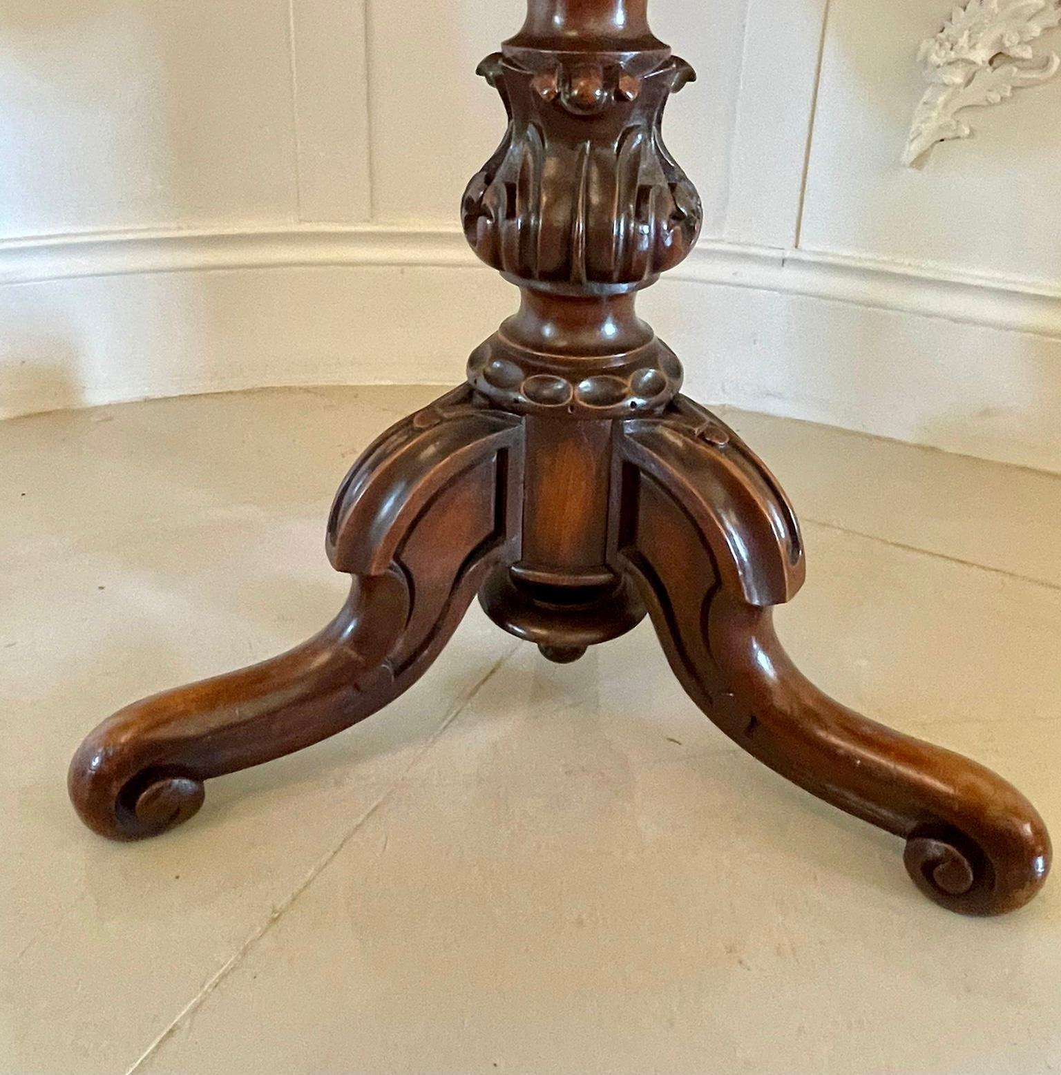 Quality 19th Century Antique Victorian Oval Figured Walnut Lamp Table For Sale 4