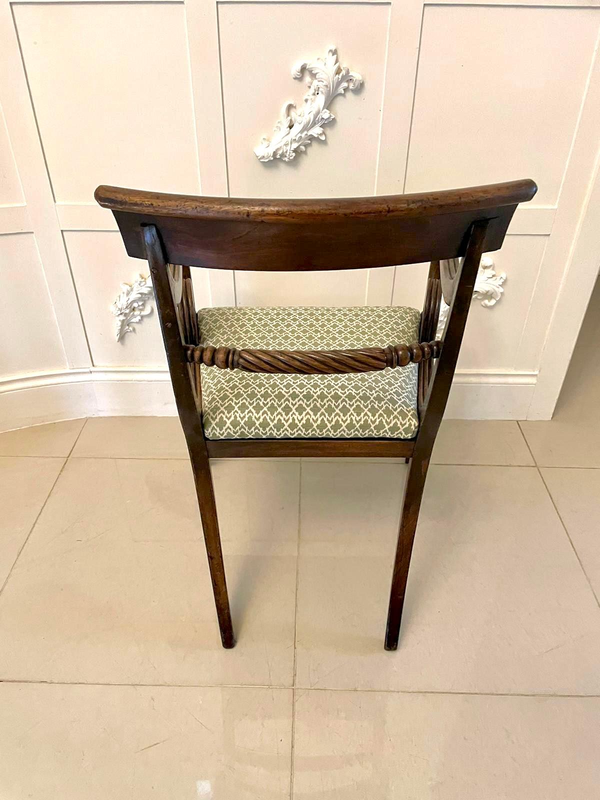 Qualität antike Regency Mahagoni Schreibtischstuhl mit einer Qualität geformt Mahagoni zurück mit einem  Seil Twist gedreht mittleren Schiene, schöne geformte geschwungene offene Arme, neu gepolstert Drop in Sitz in einem hochwertigen Stoff,