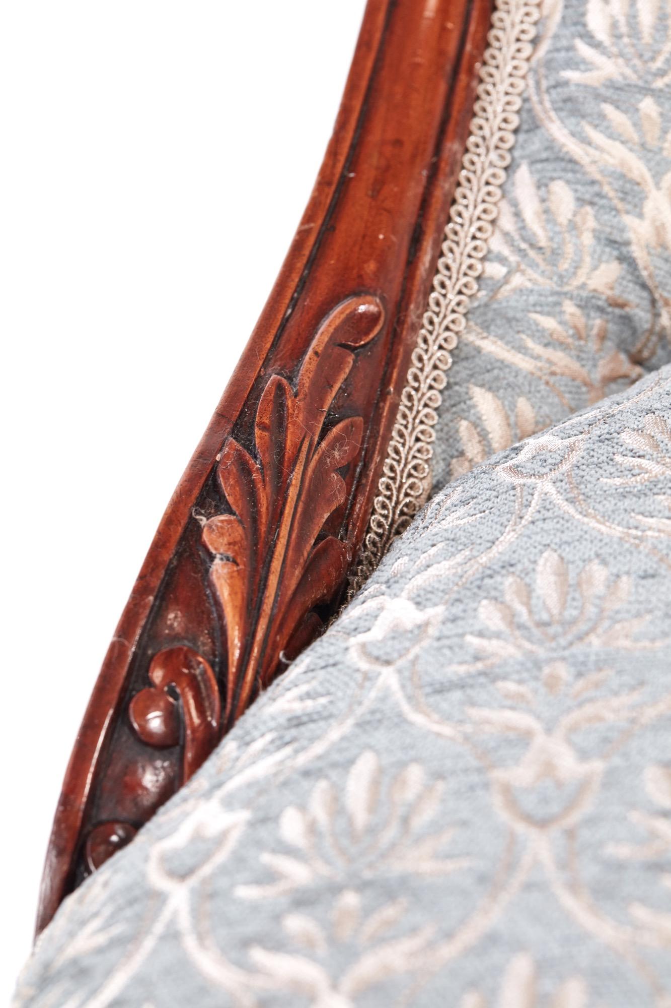 Antiker viktorianischer geschnitzter Damenstuhl aus Nussbaumholz in Qualität des 19. Jahrhunderts im Angebot 1
