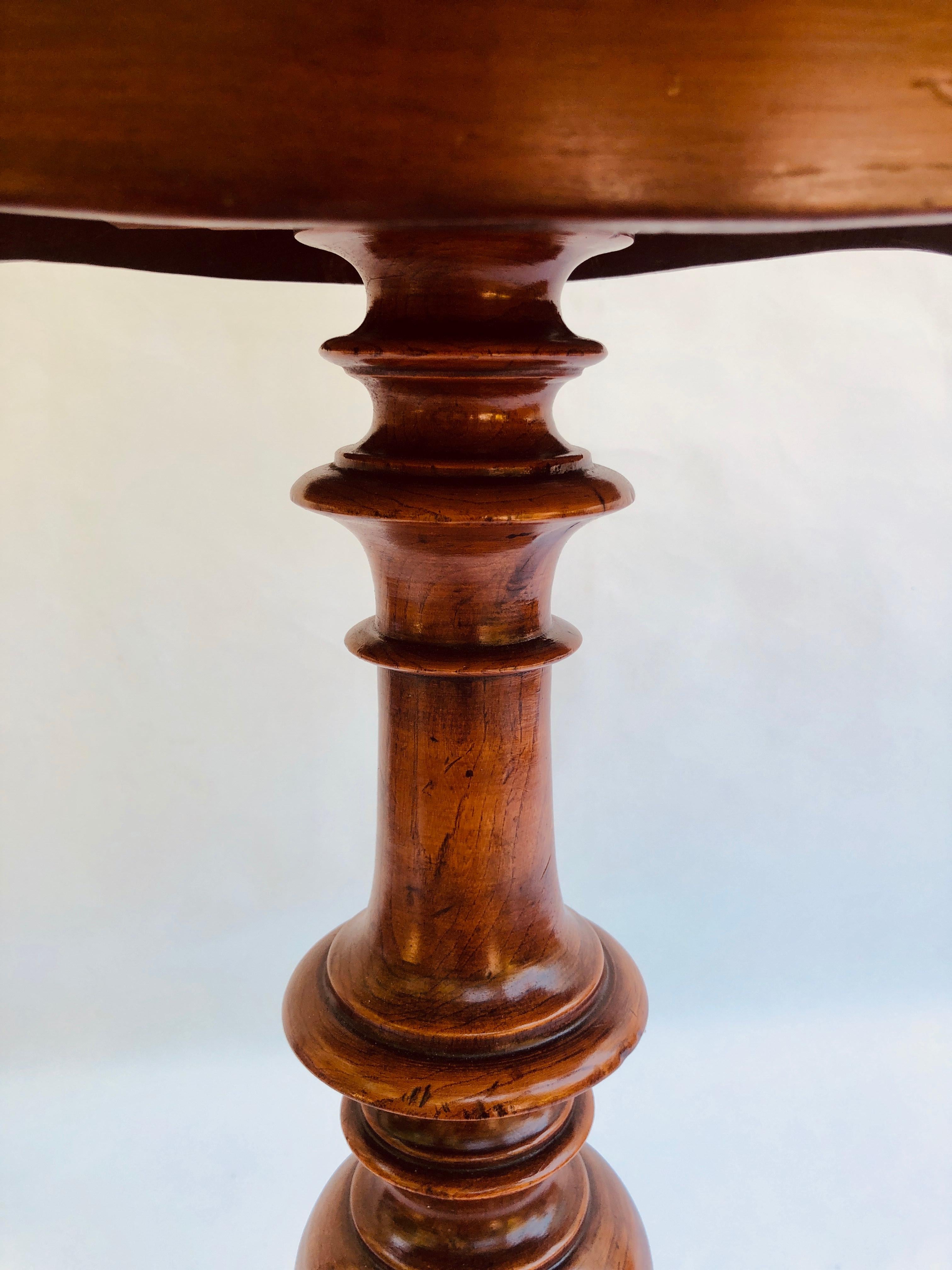 Quality antique 19th century Victorian mahogany lamp/side table having a shaped thumb moulded edge raised on an attractive turned shaped column standing on elegant shaped cabriole legs.

An impressive piece of wonderful color.

WORLDWIDE