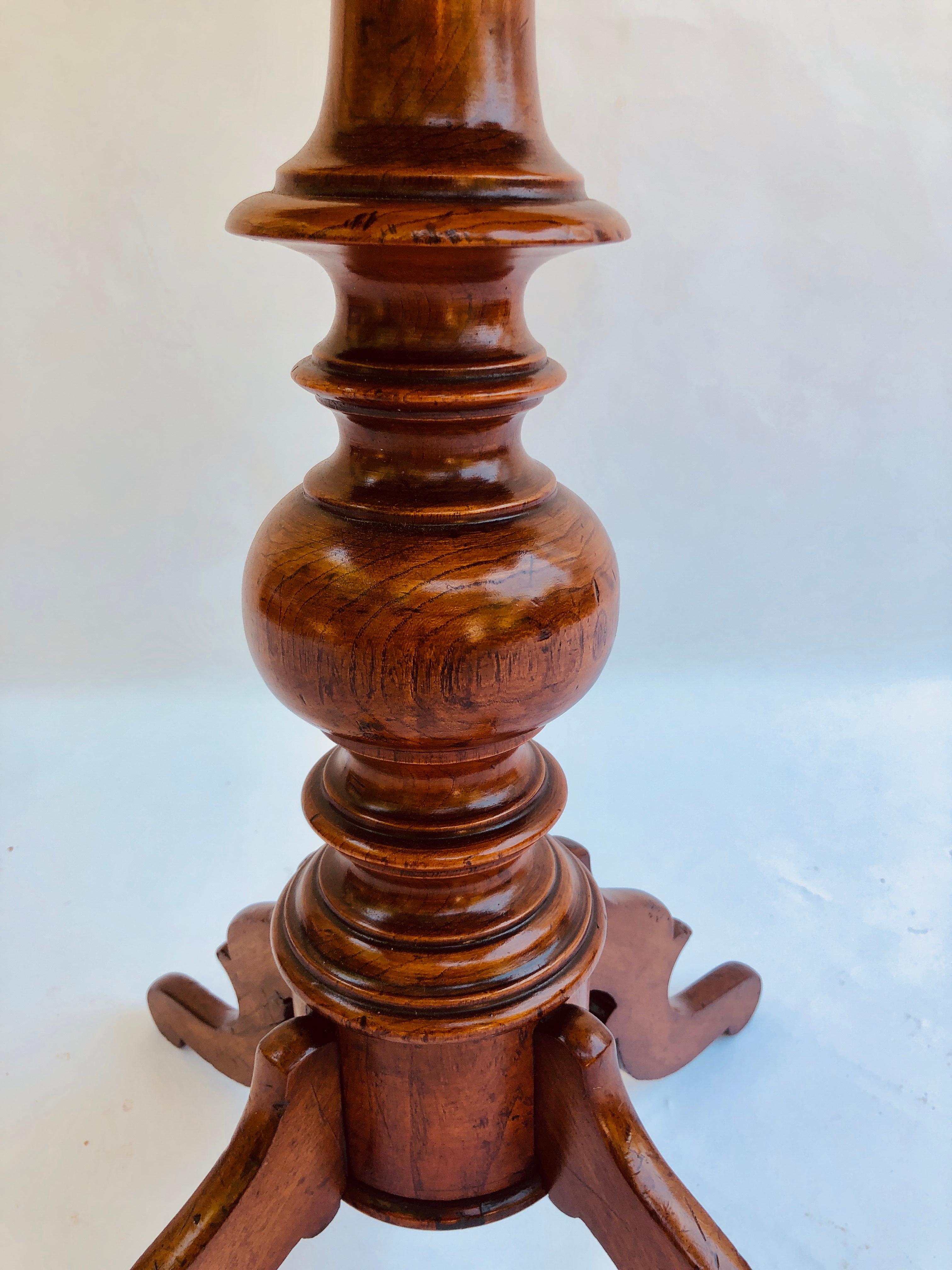 English Quality Antique 19th Century Victorian Mahogany Lamp/Side Table For Sale