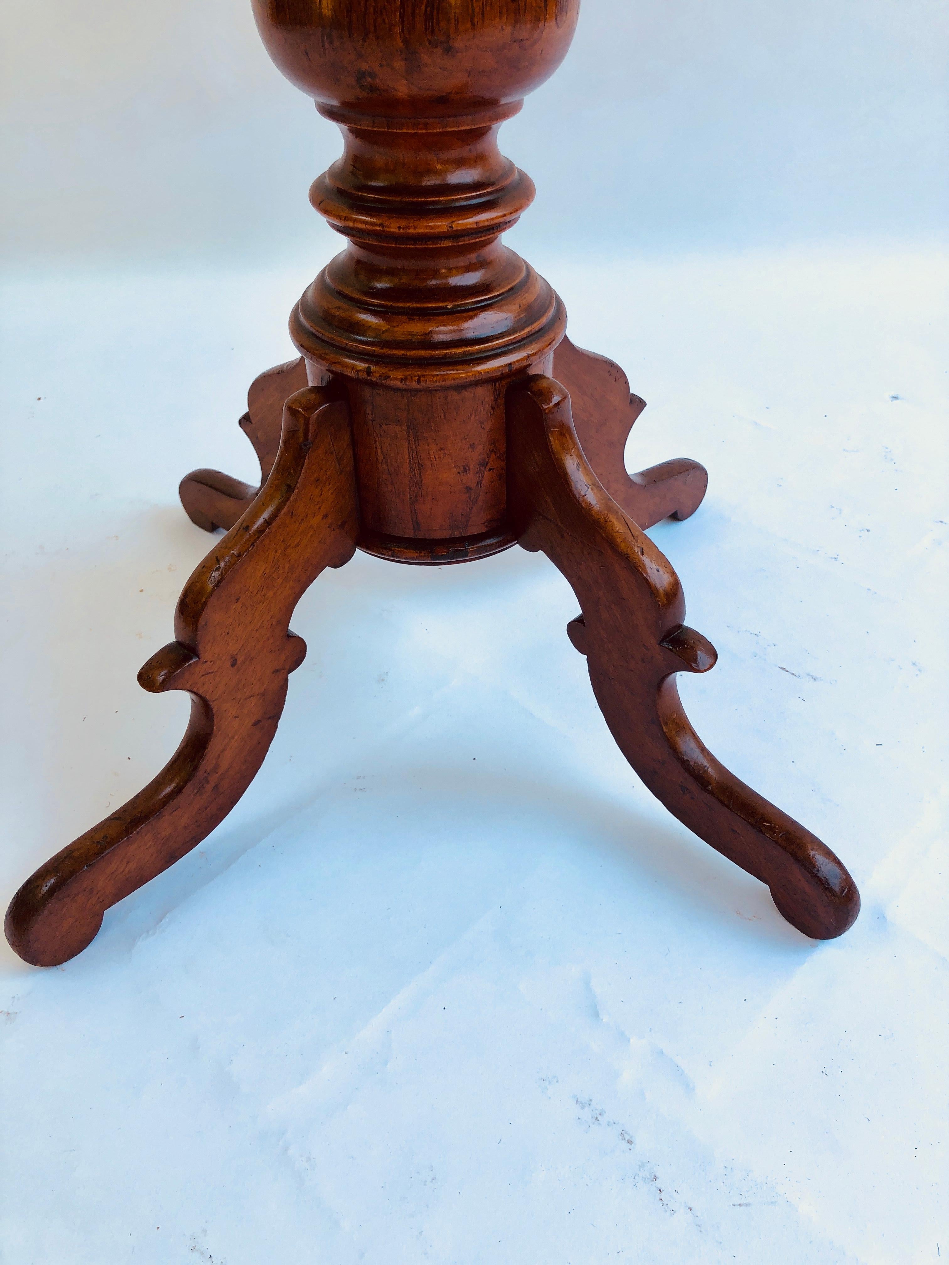 Quality Antique 19th Century Victorian Mahogany Lamp/Side Table In Good Condition For Sale In Suffolk, GB