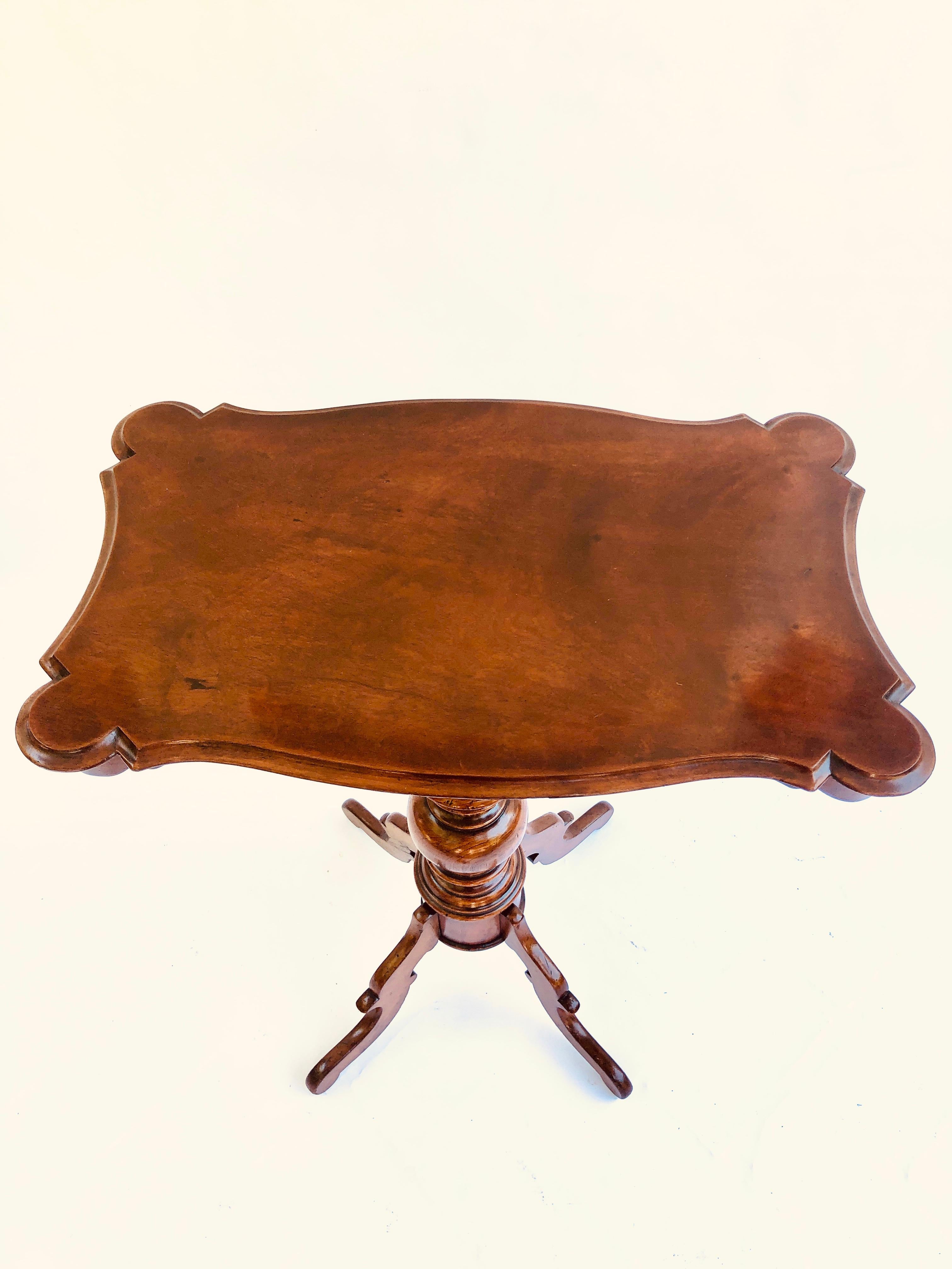 XIXe siècle Lampe/table d'appoint victorienne en acajou du 19ème siècle de qualité supérieure en vente