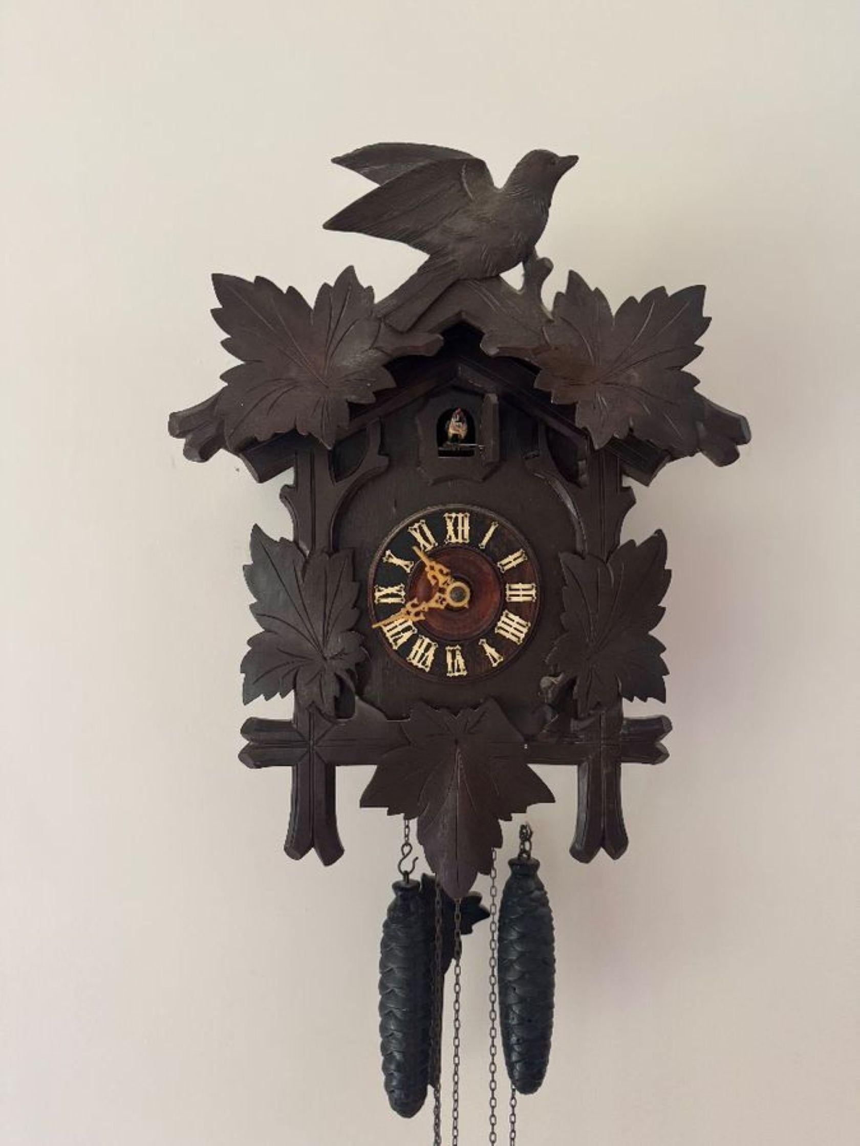 Intagliato Orologio a cucù Black Forest antico e di qualità in vendita