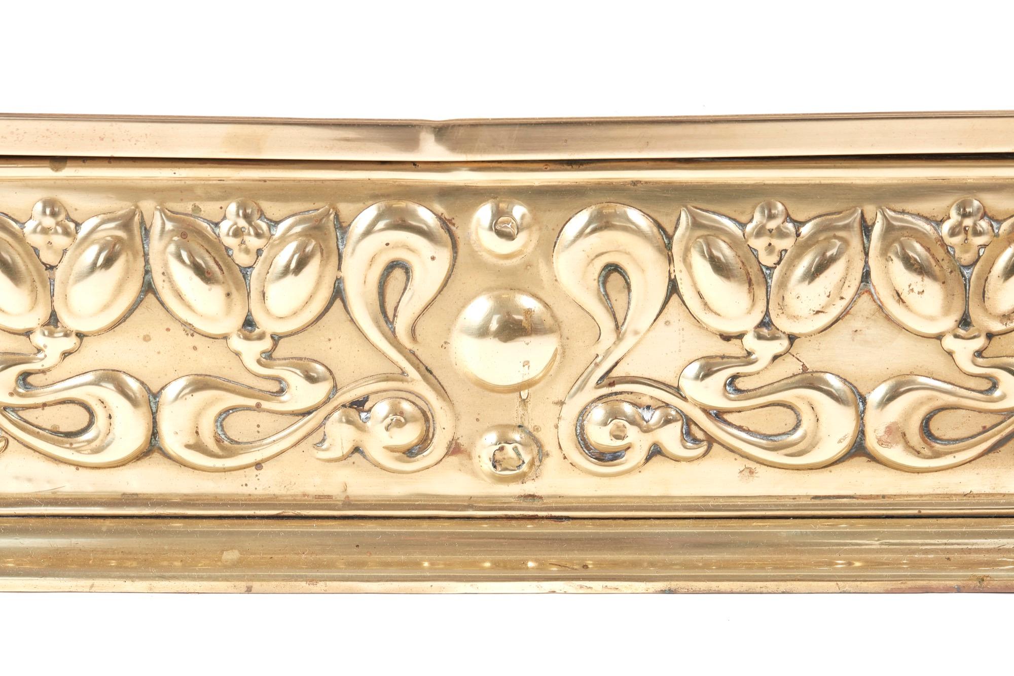 Quality antique brass Art Nouveau fender with attractive ornate flowers and scroll decoration.

H 18 cm x W 125 cm x D 32 cm,


    