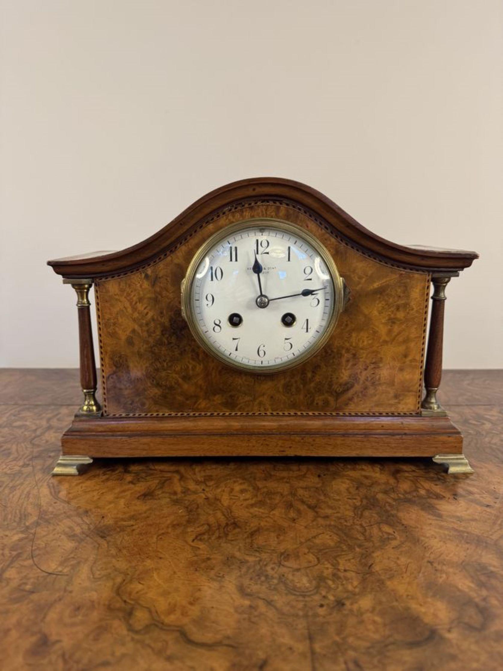 Reloj de sobremesa antiguo de nogal de calidad de Kendal and Dent London, con caja de nogal de calidad con esfera de esmalte blanco dentro de un bisel de latón, movimiento francés de dos trenes de 8 días con sonería de gong, elevado sobre pies de