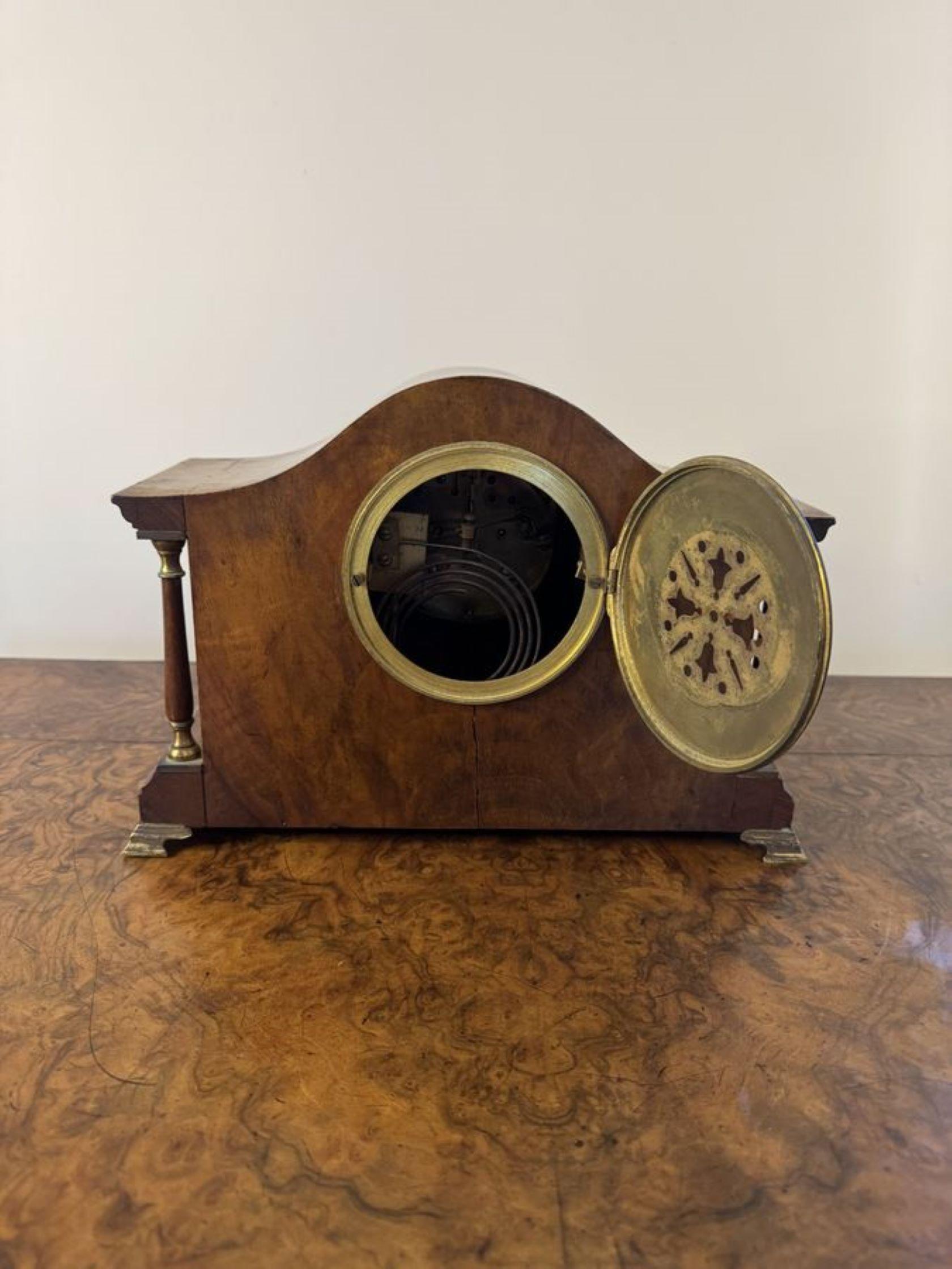 Reloj de chimenea antiguo de nogal de calidad de Kendal and Dent London siglo XX en venta