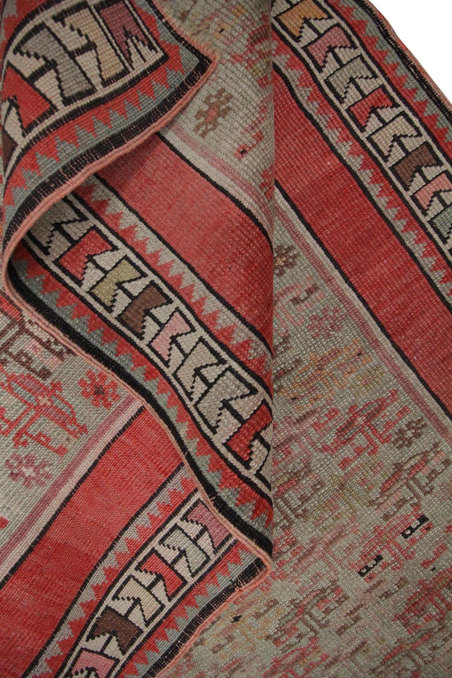 Quality Antique Carpet Caucasian Rug Oriental Pink Handmade Living Room Rug In Excellent Condition For Sale In Hampshire, GB