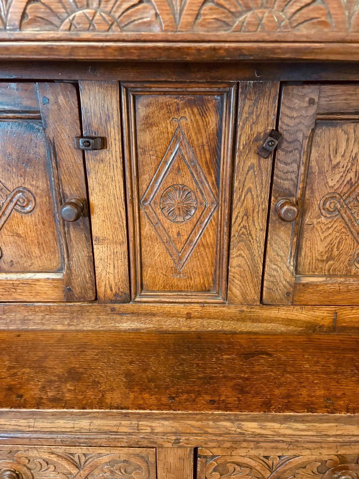 Quality Antique Carved Oak Court Cupboard with Ipswich Carving im Angebot 4