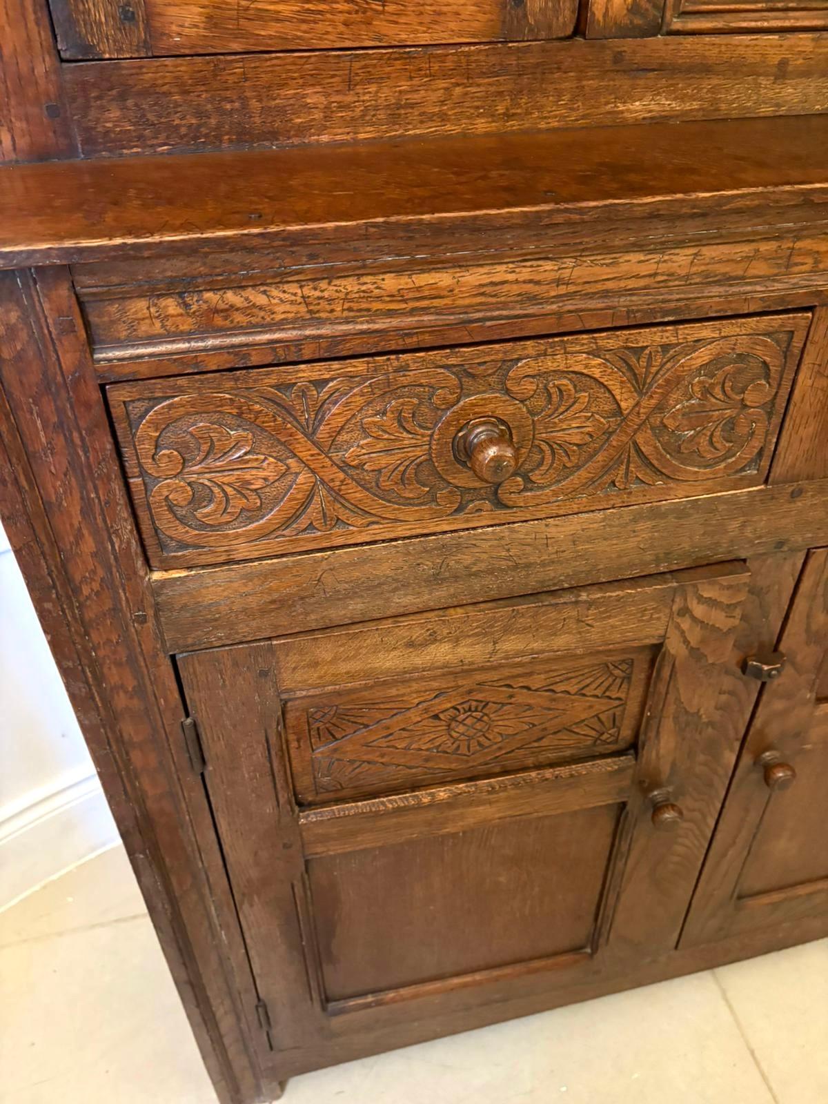 Quality Antique Carved Oak Court Cupboard with Ipswich Carving (20. Jahrhundert) im Angebot