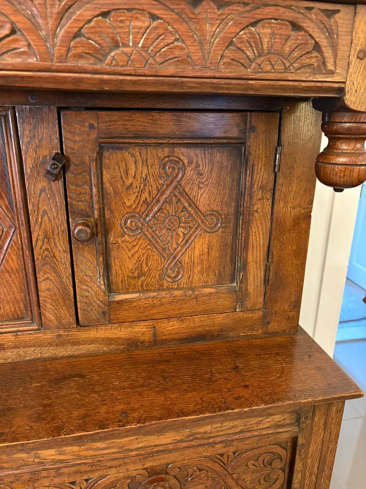 Quality Antique Carved Oak Court Cupboard with Ipswich Carving im Angebot 3