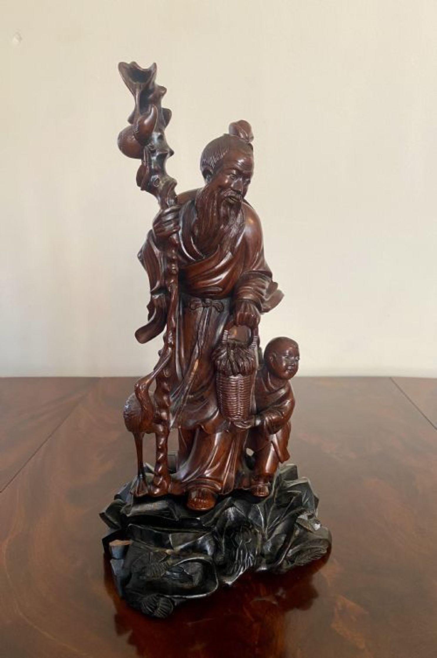 Figurine chinoise ancienne de qualité en bois dur sculpté représentant un shoulou avec un bâton, un enfant et une cigogne debout sur une base sculptée 