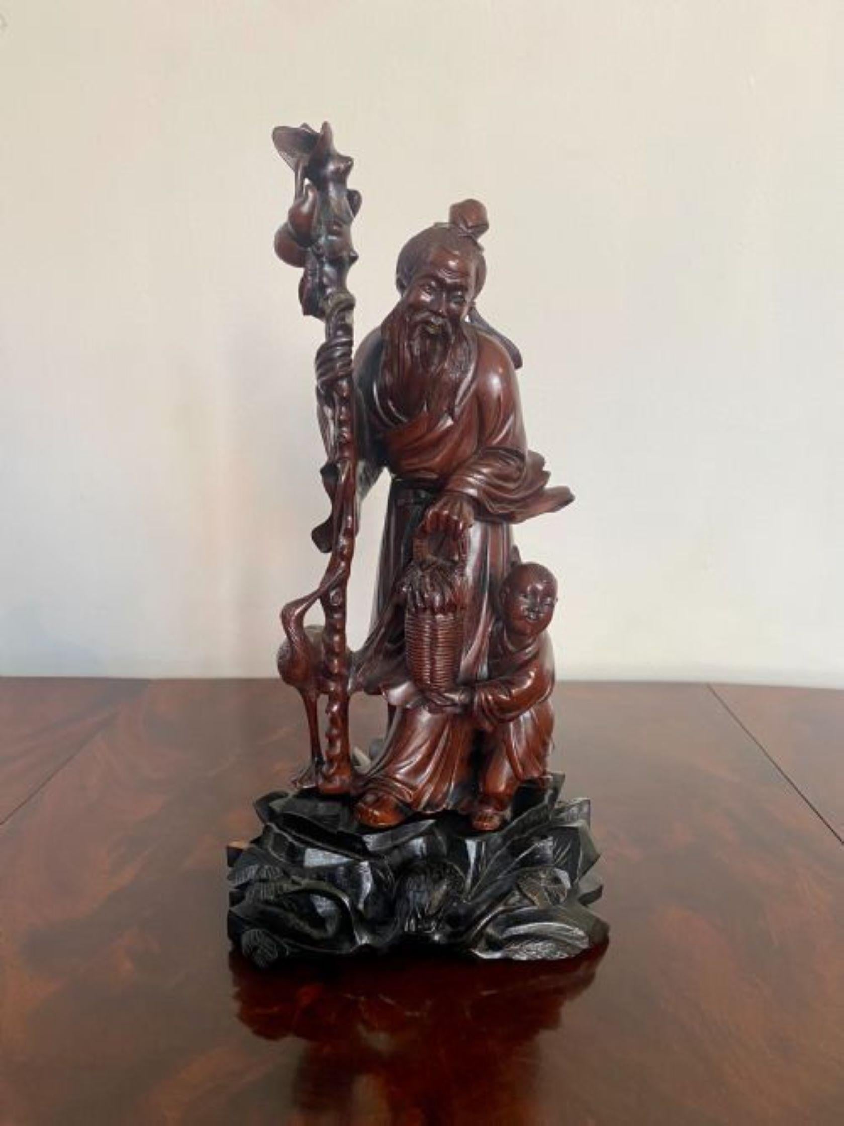 20ième siècle Figurine chinoise ancienne de qualité en bois dur sculpté en vente