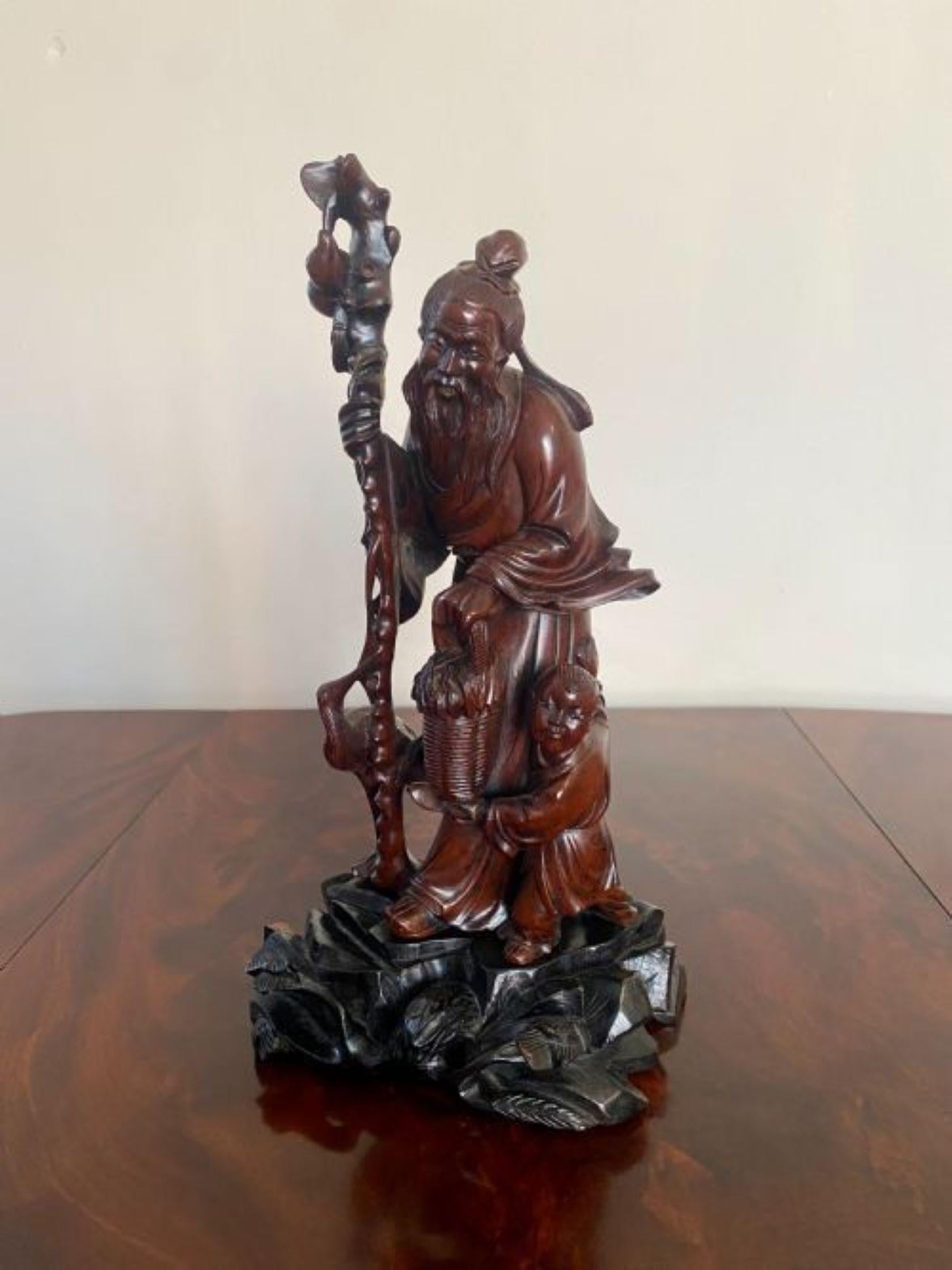 Bois de feuillus Figurine chinoise ancienne de qualité en bois dur sculpté en vente