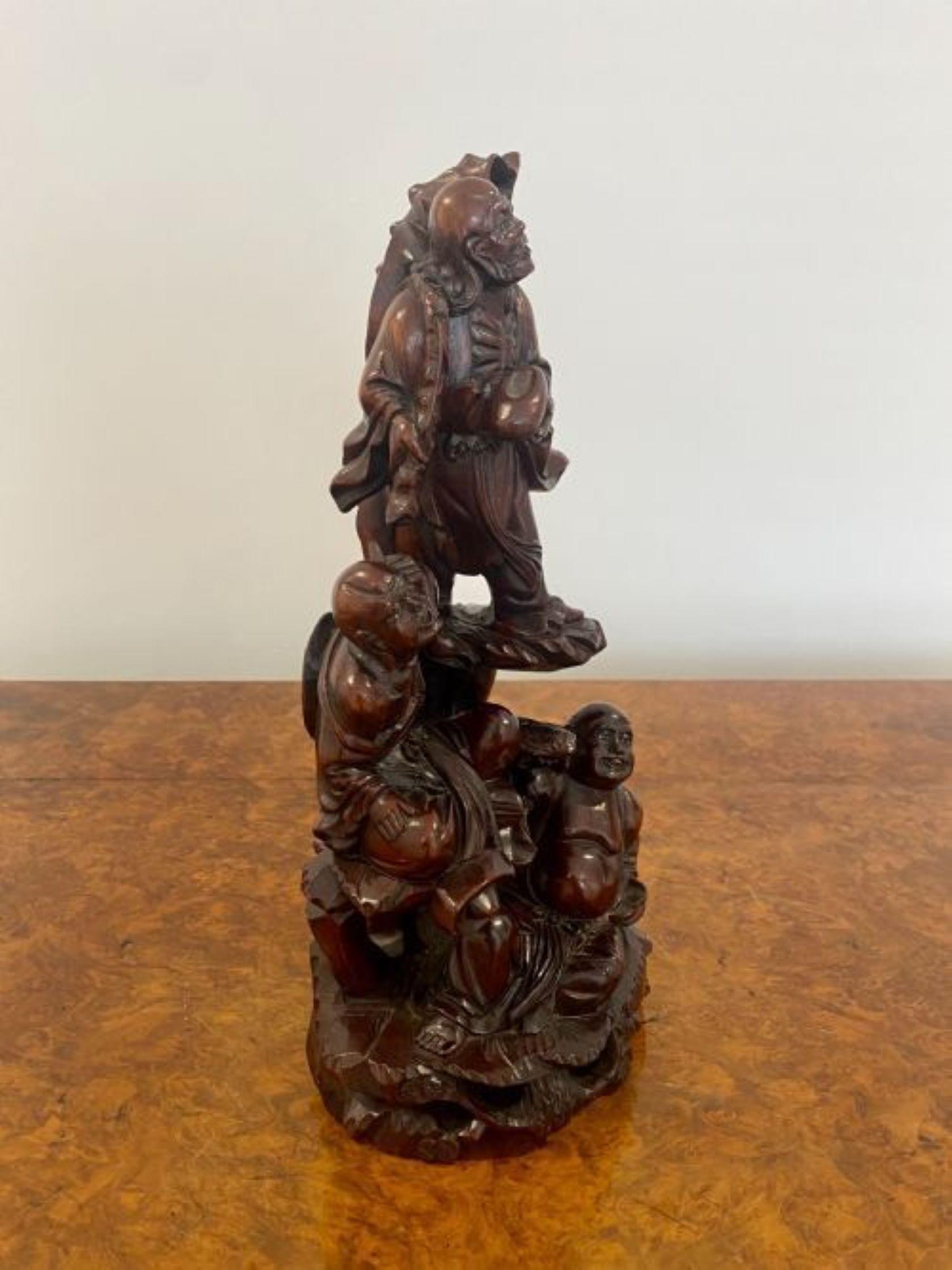 20ième siècle Groupe en bois dur sculpté chinois antique de qualité  en vente
