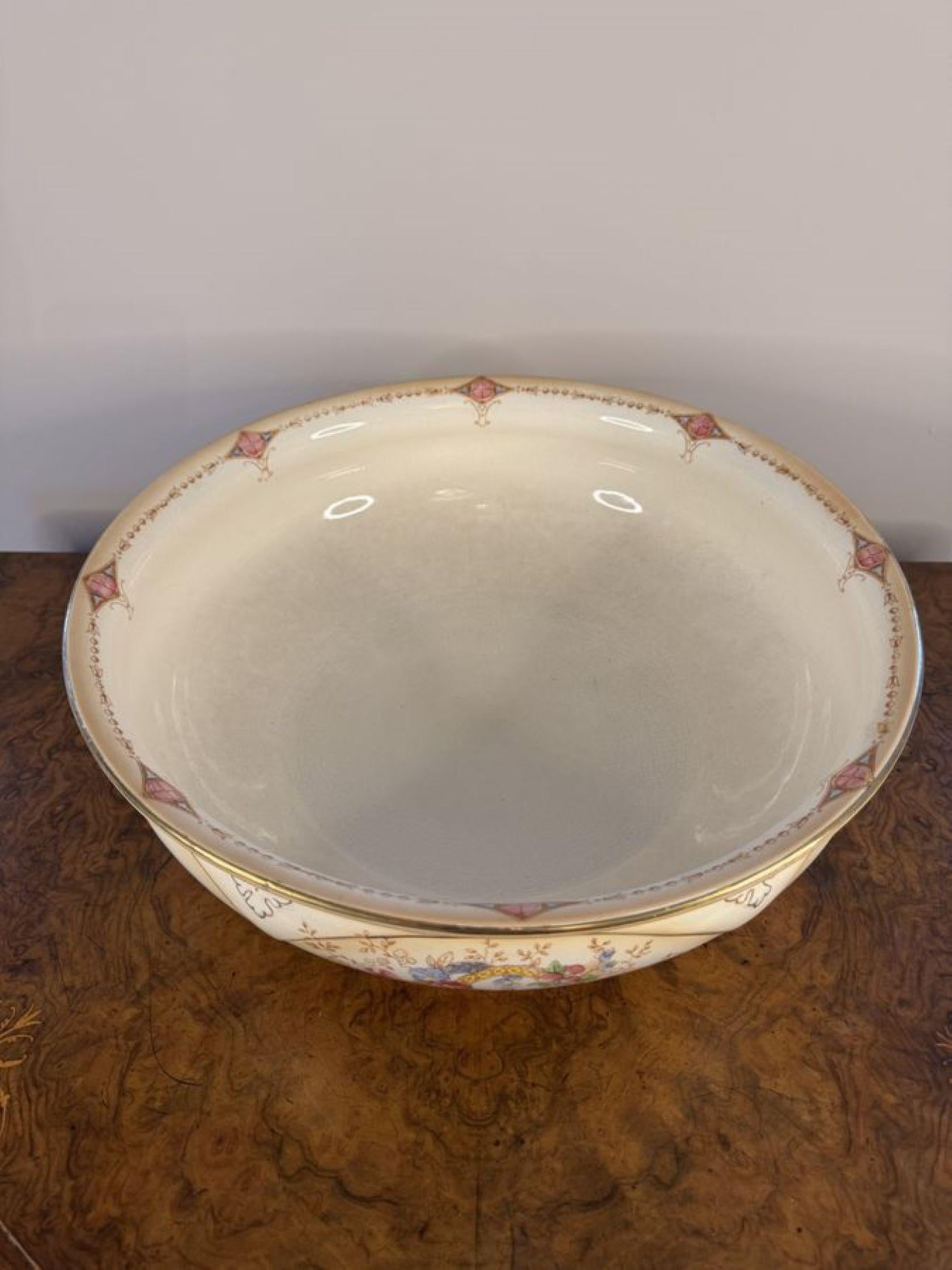Juego antiguo de jarra y cuenco de la Corona de Devon de calidad, con un juego de jarra y cuenco de la Corona de Devon de calidad decorado con hermosas flores en bonitos colores rojo, azul amarillo y verde sobre fondo crema resaltado con dorado.