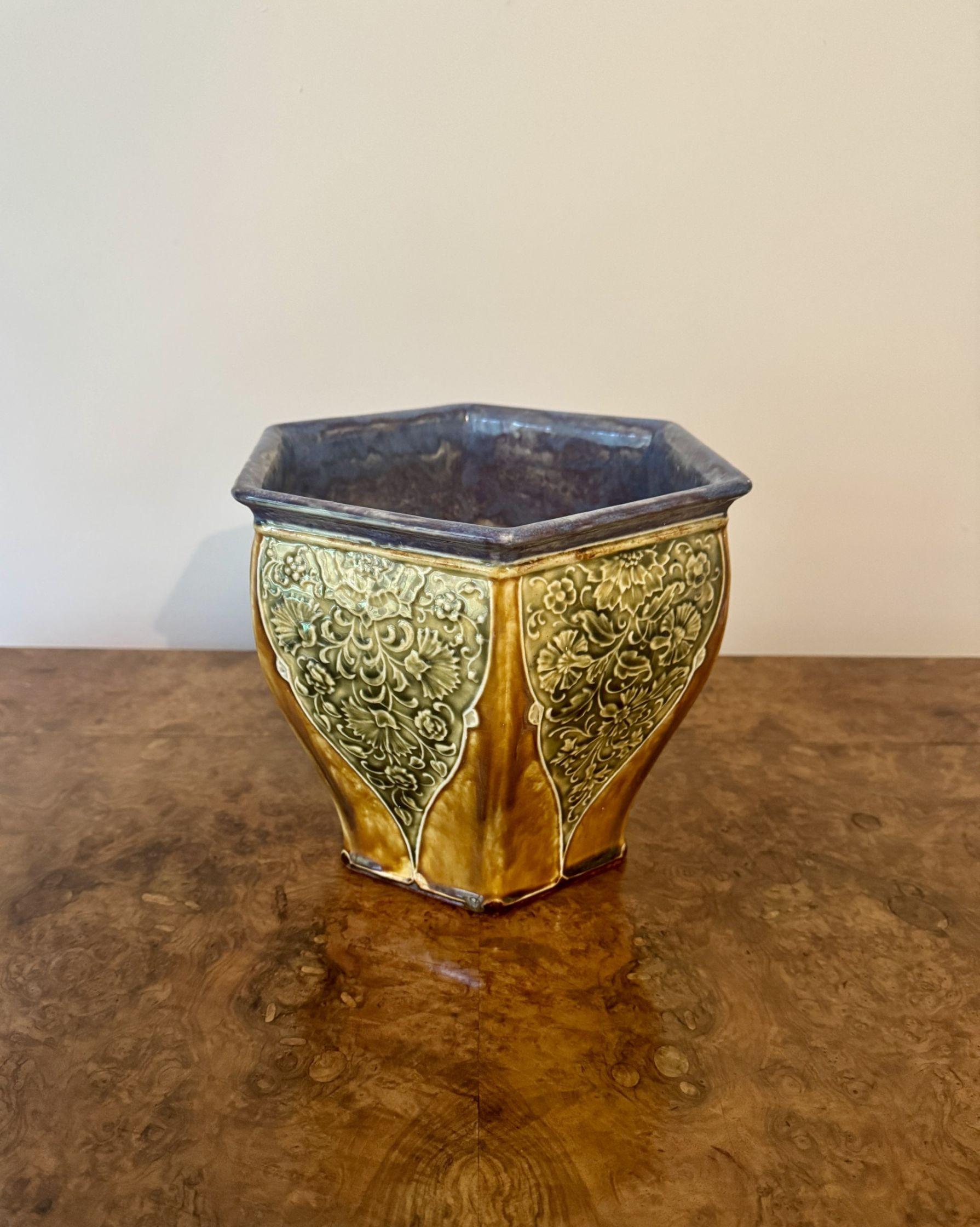 Britannique Jardinière hexagonale ancienne de qualité Doulton Lambeth par Ethel Beard en vente