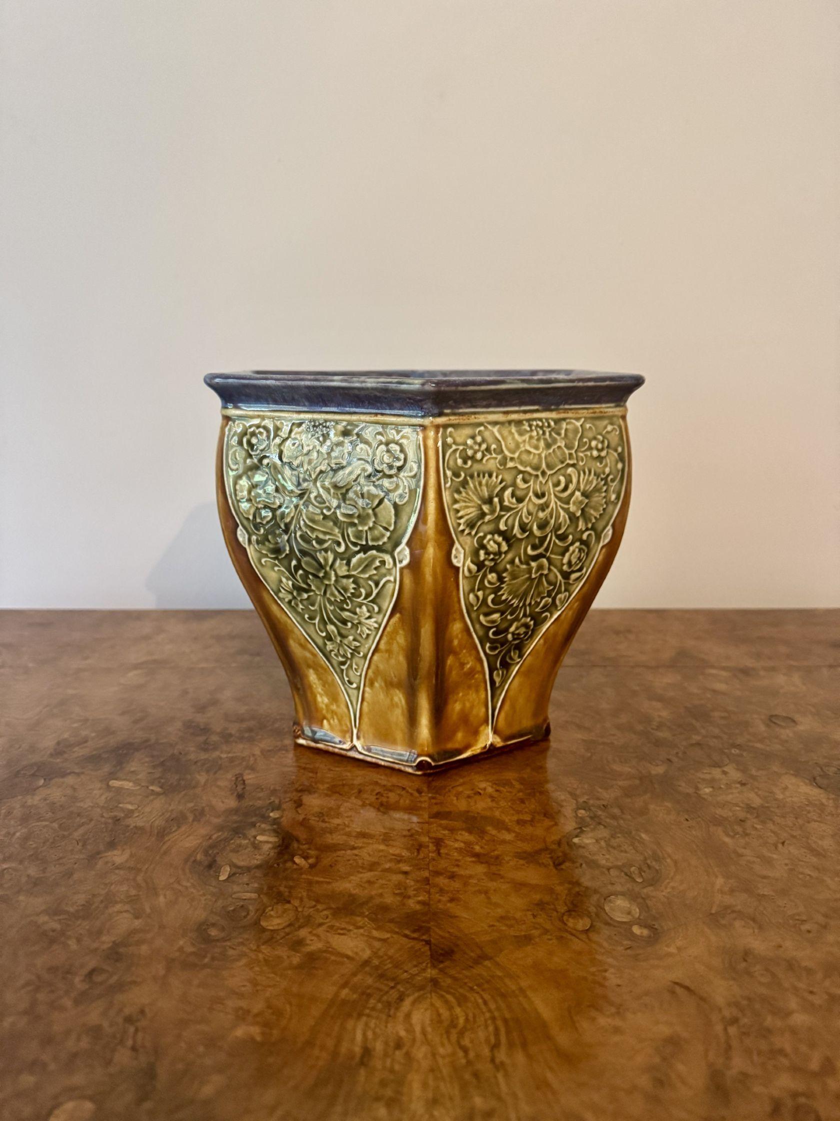 Jardinière hexagonale ancienne de qualité Doulton Lambeth par Ethel Beard Bon état - En vente à Ipswich, GB