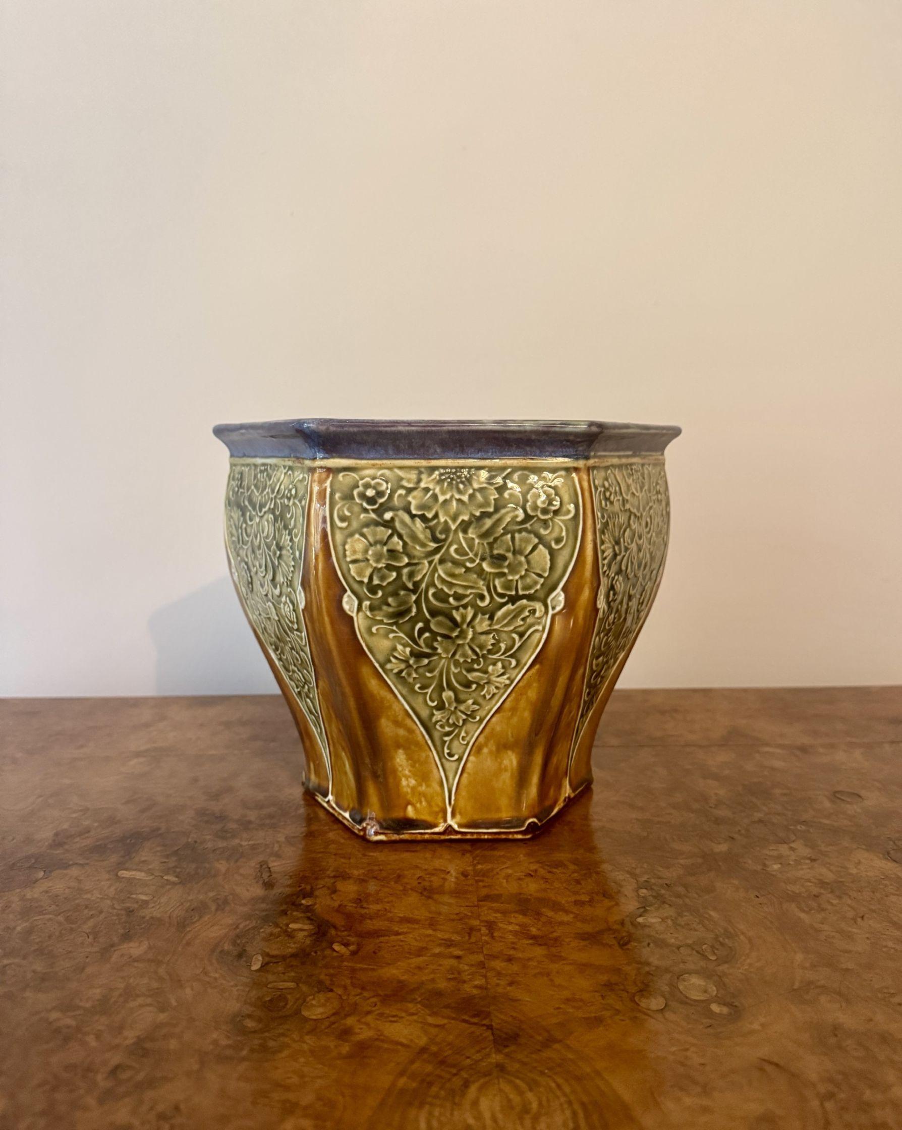 XIXe siècle Jardinière hexagonale ancienne de qualité Doulton Lambeth par Ethel Beard en vente