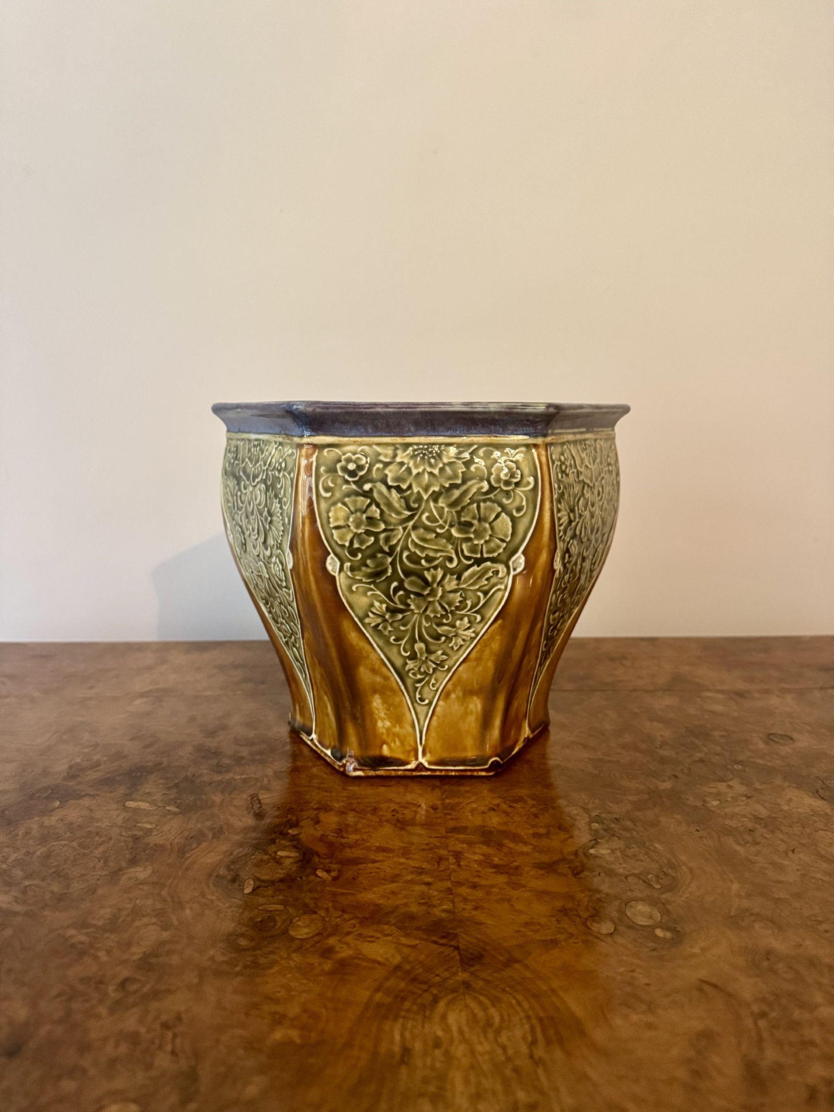 Céramique Jardinière hexagonale ancienne de qualité Doulton Lambeth par Ethel Beard en vente